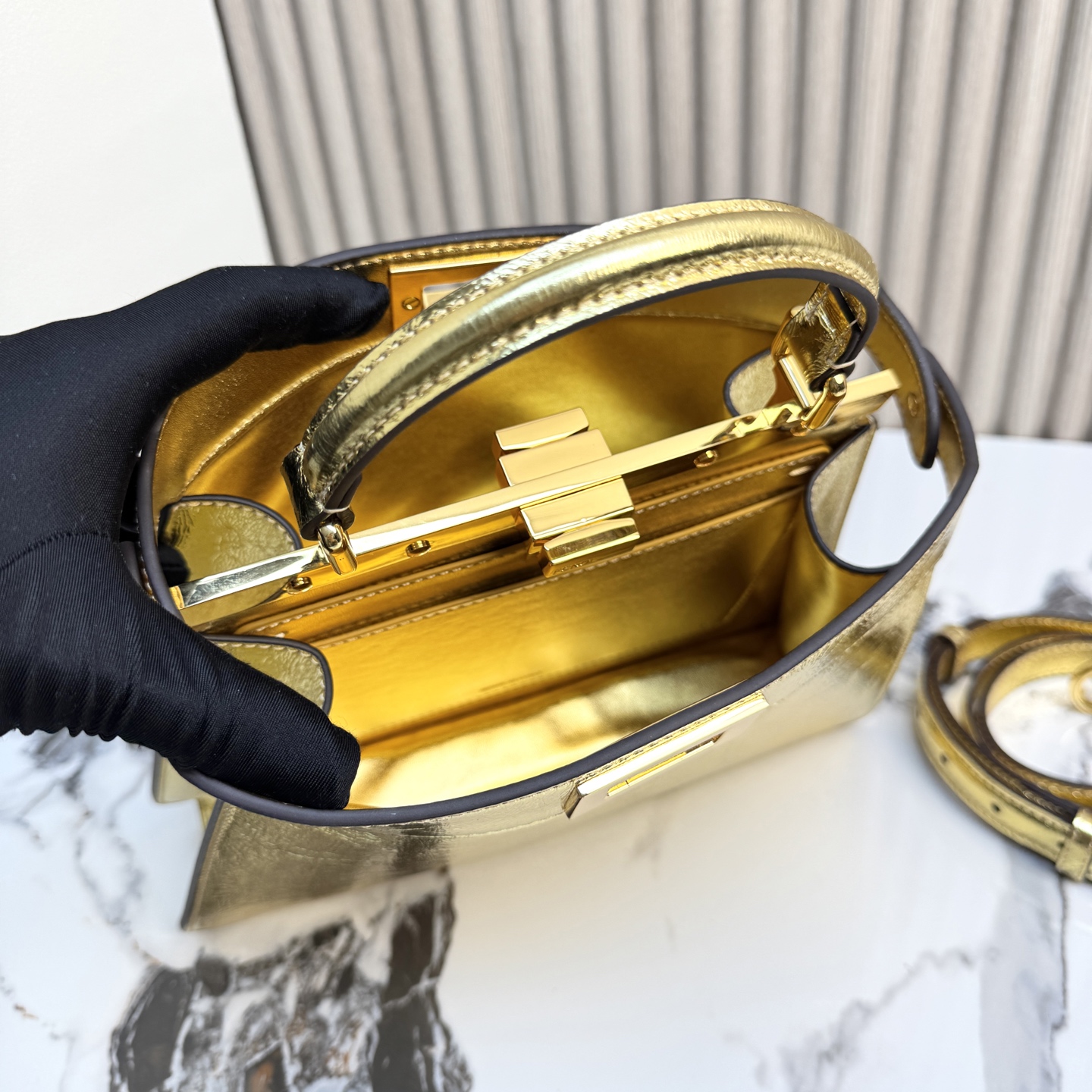 FENDI 一比一 Peekaboo 手提包 金色亮面時尚斜背款| 7 FENDI 一比一 Peekaboo 手提包 金色亮面時尚斜背款