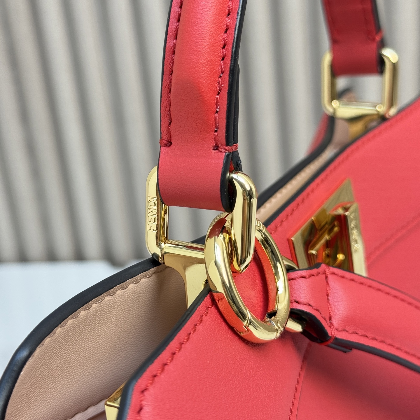 FENDI 復刻 Peekaboo 手提包 經典紅色牛皮斜背款| 14 FENDI 復刻 Peekaboo 手提包 經典紅色牛皮斜背款