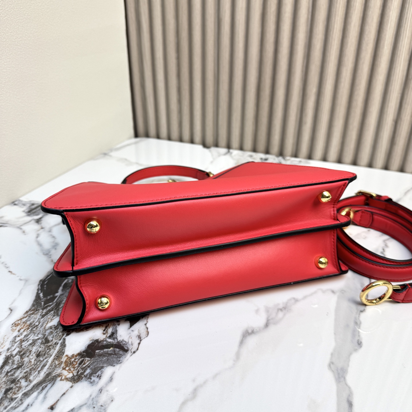 FENDI 復刻 Peekaboo 手提包 經典紅色牛皮斜背款| 10 FENDI 復刻 Peekaboo 手提包 經典紅色牛皮斜背款