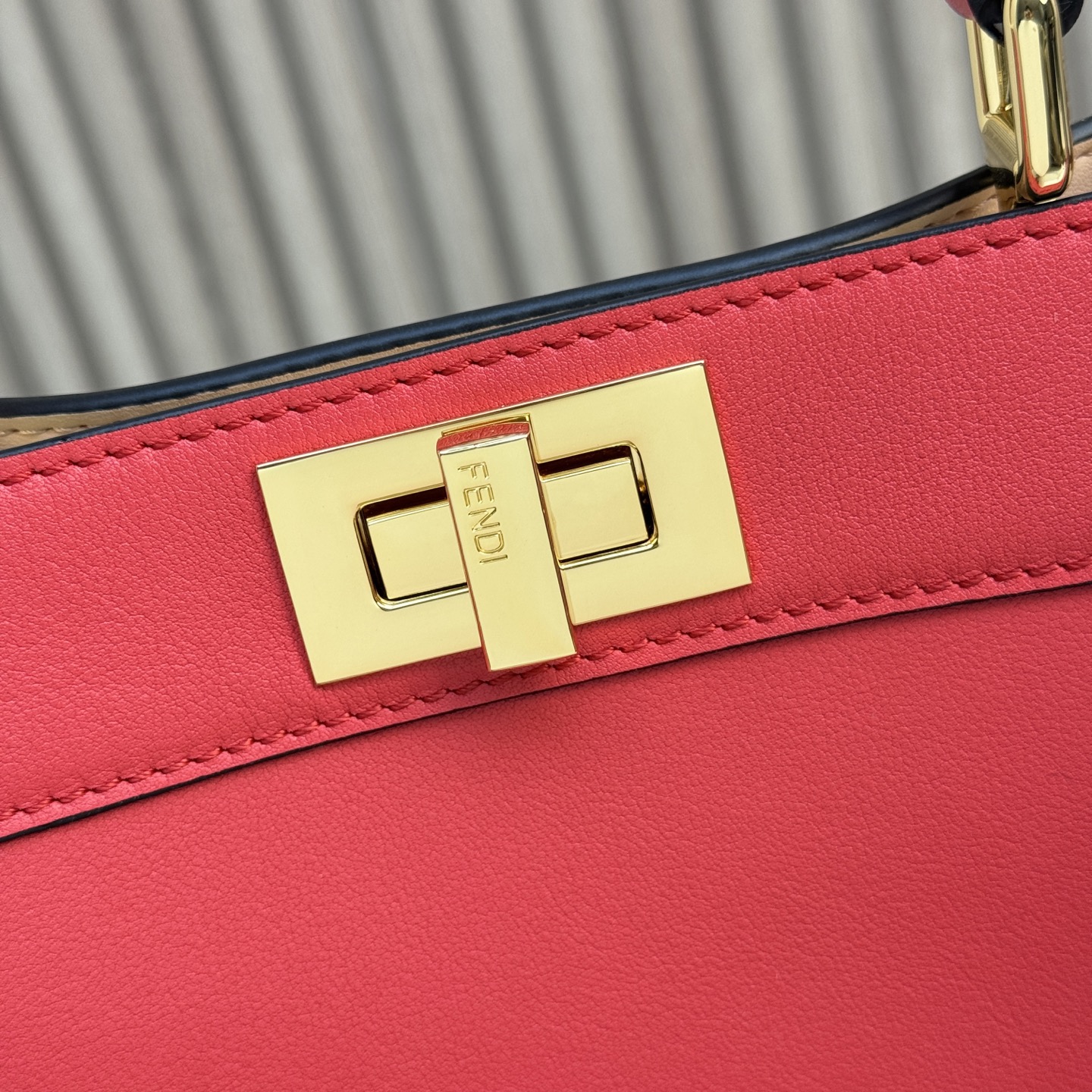 FENDI 復刻 Peekaboo 手提包 經典紅色牛皮斜背款| 9 FENDI 復刻 Peekaboo 手提包 經典紅色牛皮斜背款