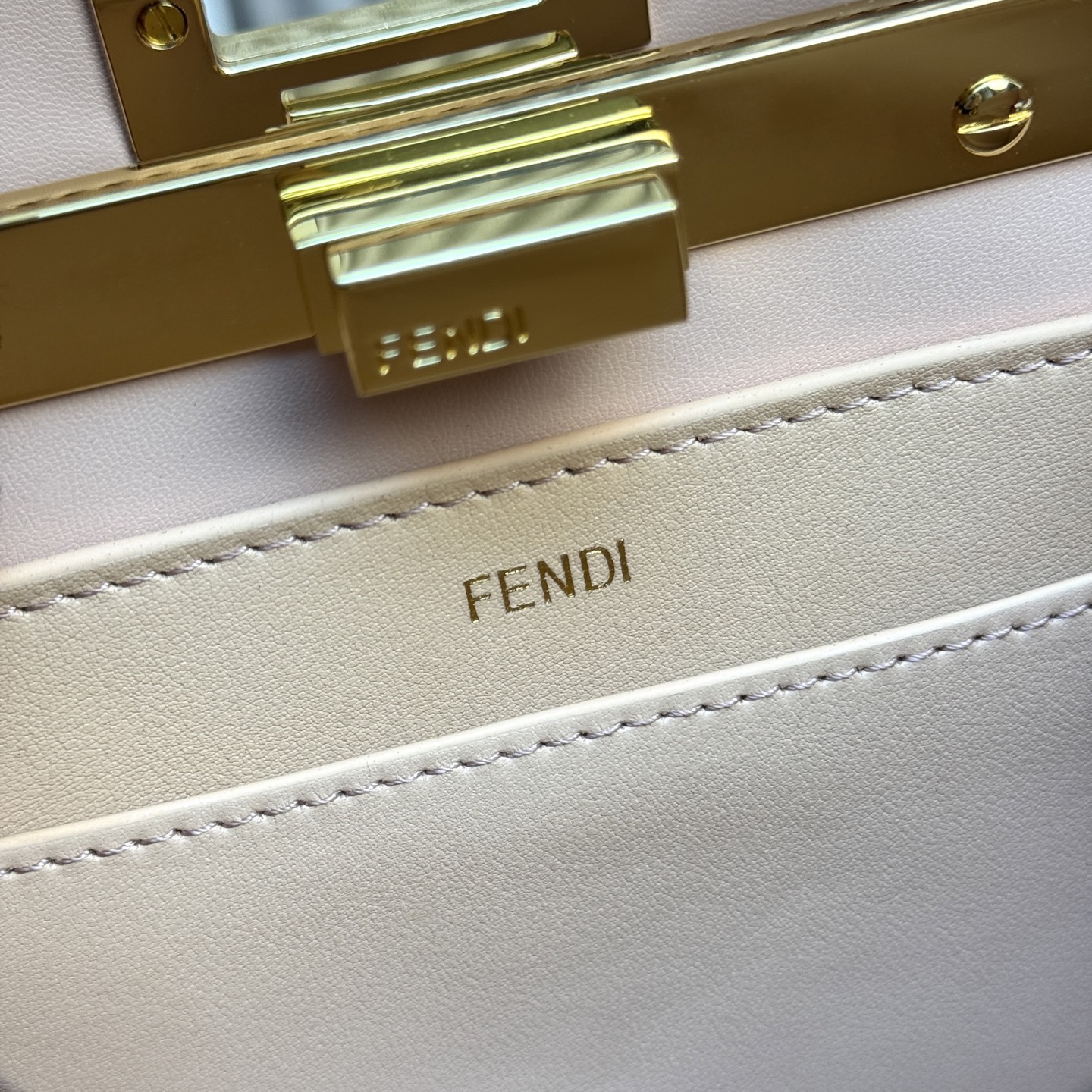 FENDI 復刻 Peekaboo 手提包 經典紅色牛皮斜背款| 8 FENDI 復刻 Peekaboo 手提包 經典紅色牛皮斜背款