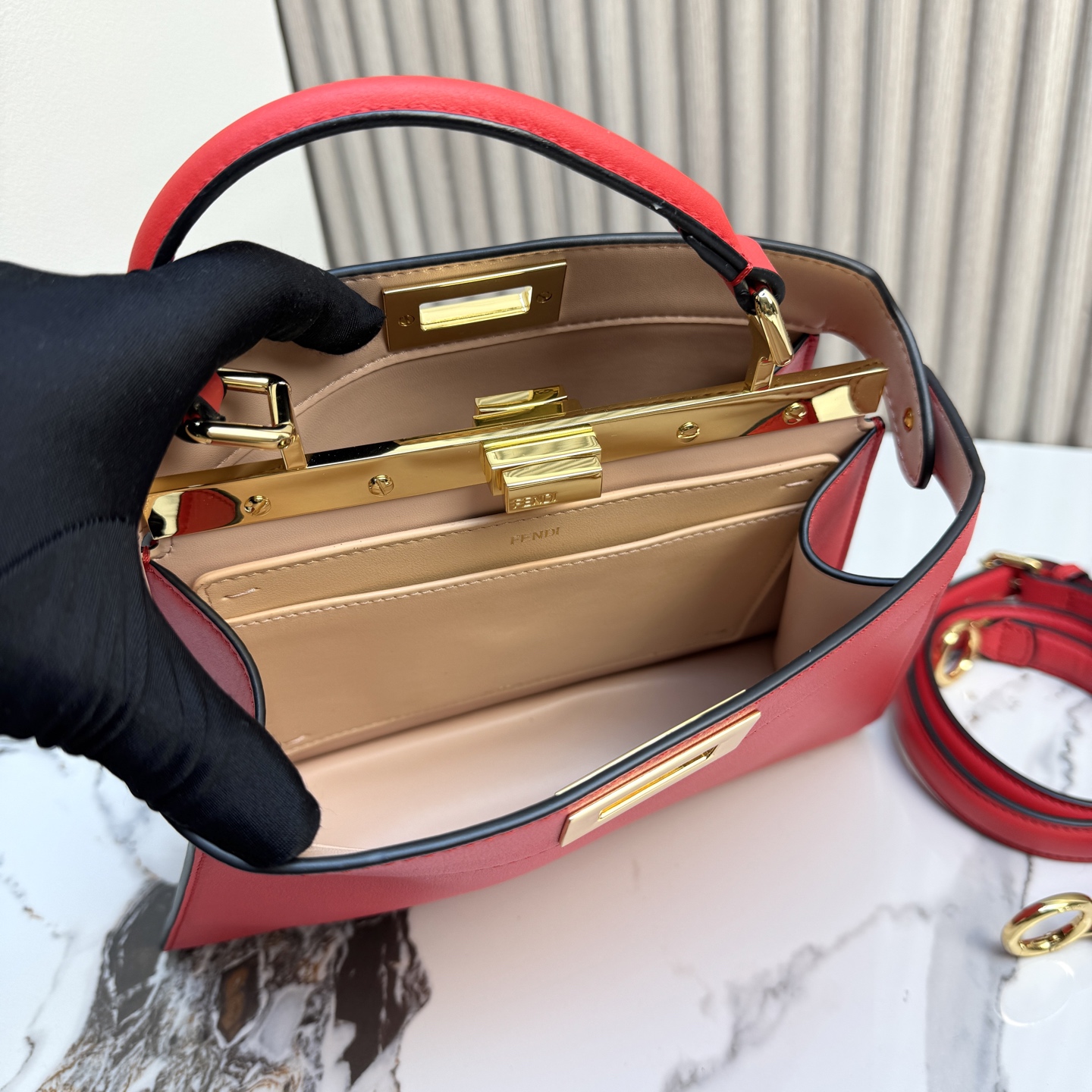 FENDI 復刻 Peekaboo 手提包 經典紅色牛皮斜背款| 7 FENDI 復刻 Peekaboo 手提包 經典紅色牛皮斜背款