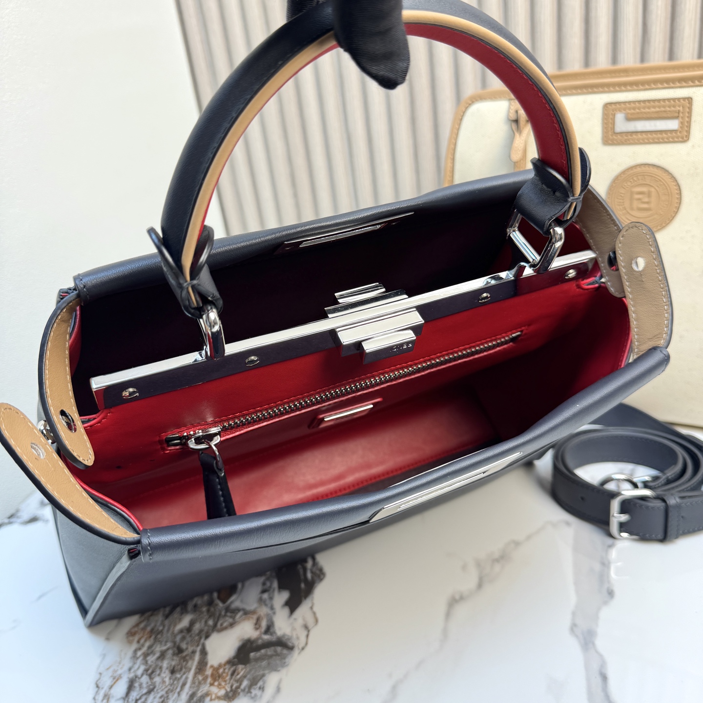 FENDI 一比一 Peekaboo 手提包 毛絨FF字母款| 15 FENDI 一比一 Peekaboo 手提包 毛絨FF字母款
