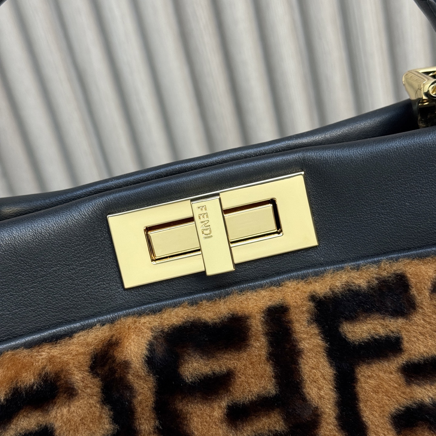 Fendi 原單 Peekaboo 毛絨拼接手提包 FF老花圖案斜背包| 14 Fendi 原單 Peekaboo 毛絨拼接手提包 FF老花圖案斜背包
