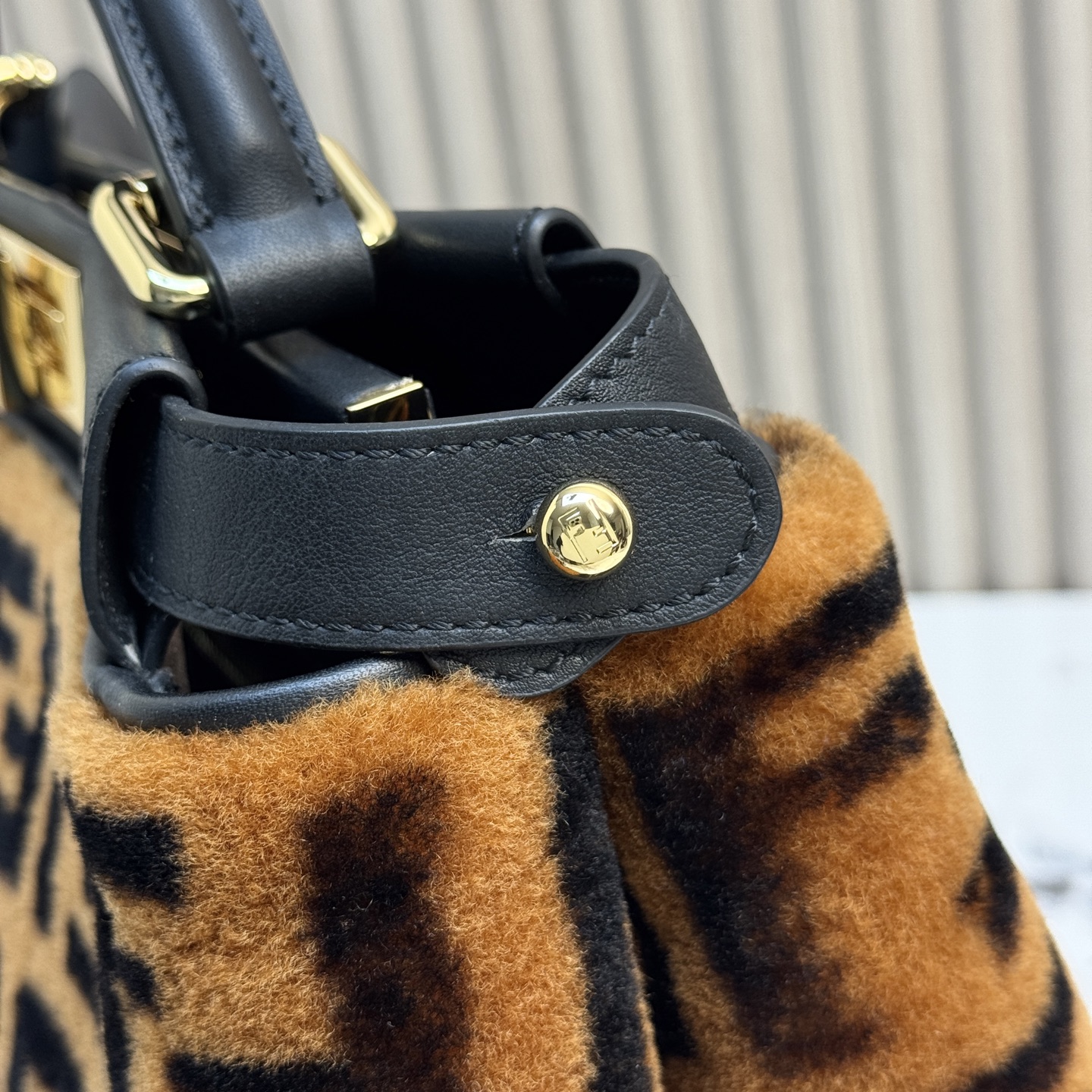 Fendi 原單 Peekaboo 毛絨拼接手提包 FF老花圖案斜背包| 12 Fendi 原單 Peekaboo 毛絨拼接手提包 FF老花圖案斜背包