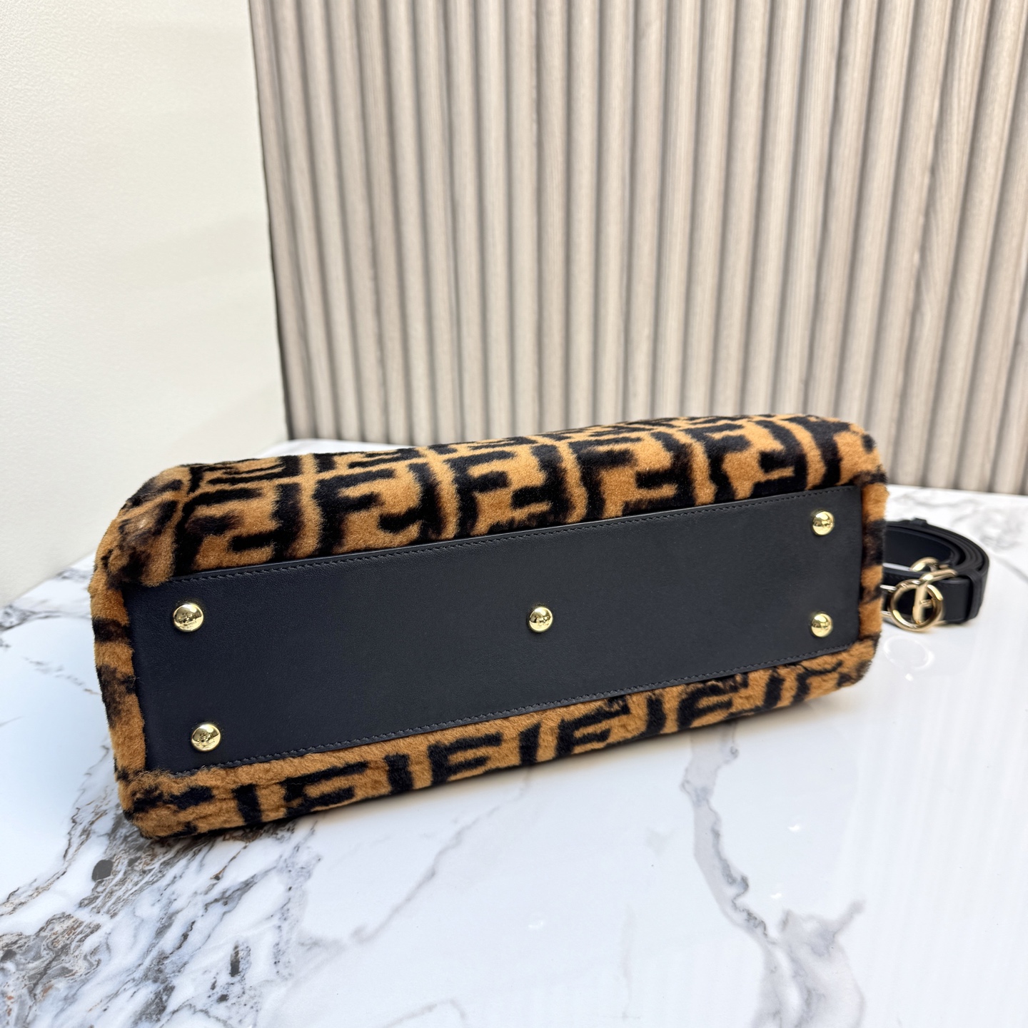 Fendi 原單 Peekaboo 毛絨拼接手提包 FF老花圖案斜背包| 11 Fendi 原單 Peekaboo 毛絨拼接手提包 FF老花圖案斜背包