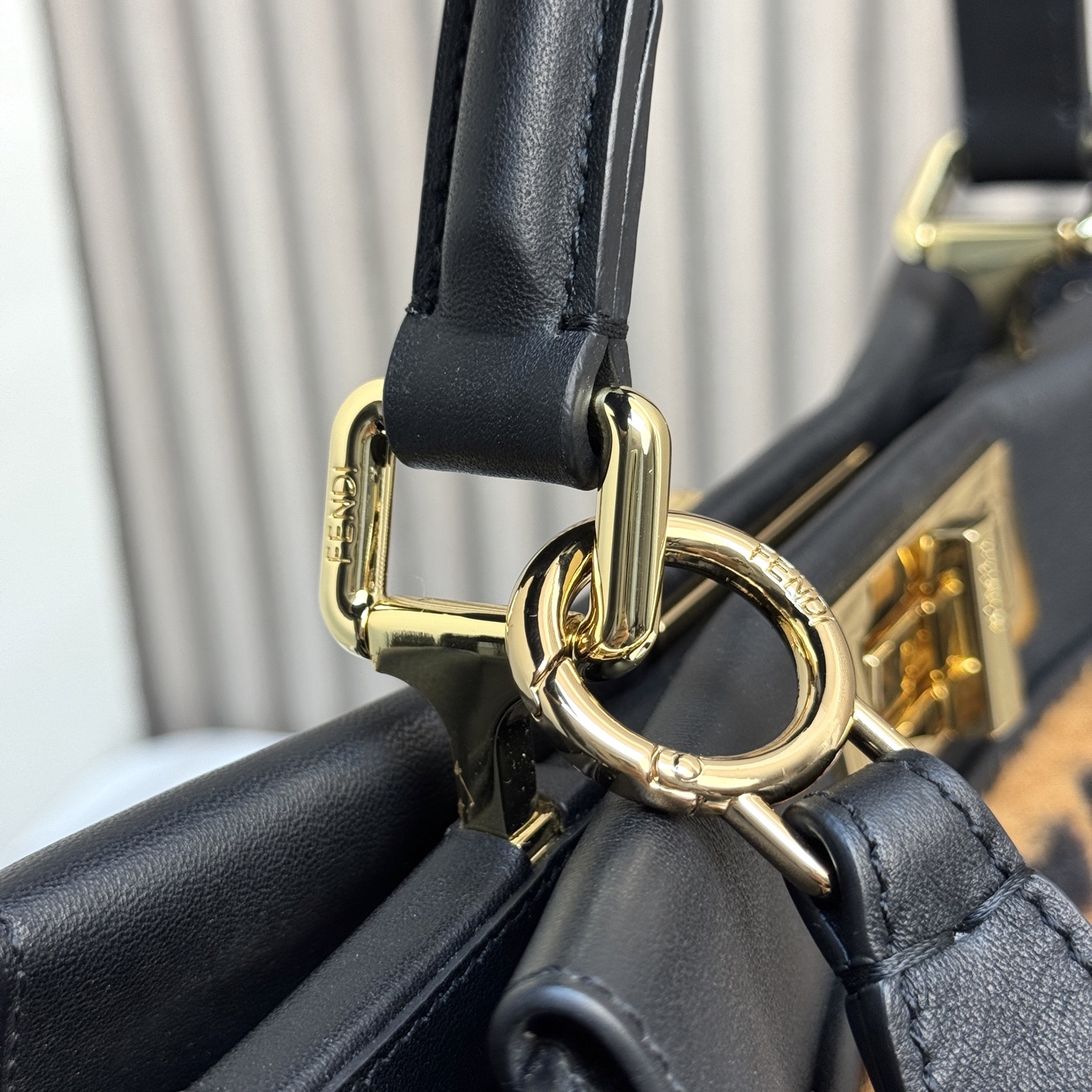 Fendi 原單 Peekaboo 毛絨拼接手提包 FF老花圖案斜背包| 10 Fendi 原單 Peekaboo 毛絨拼接手提包 FF老花圖案斜背包