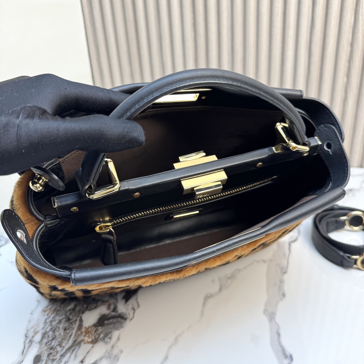 Fendi 原單 Peekaboo 毛絨拼接手提包 FF老花圖案斜背包| 7 Fendi 原單 Peekaboo 毛絨拼接手提包 FF老花圖案斜背包