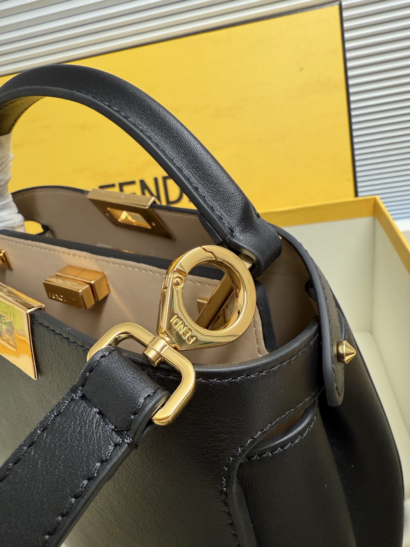 Fendi 高仿 Peekaboo 手提包 黑色經典款 牛皮包| 11 Fendi 高仿 Peekaboo 手提包 黑色經典款 牛皮包
