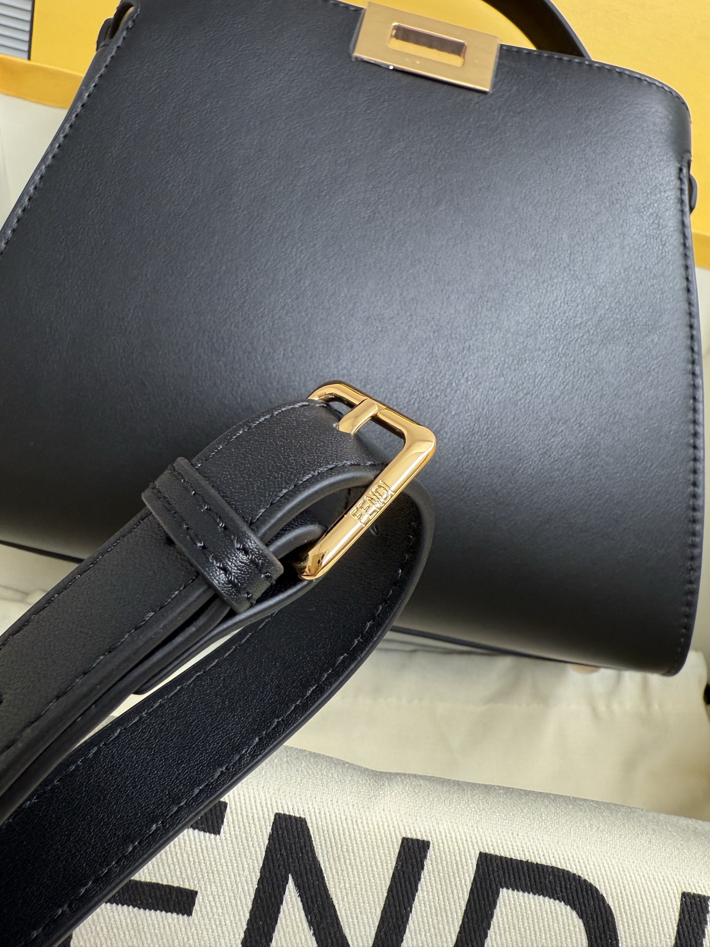 Fendi 高仿 Peekaboo 手提包 黑色經典款 牛皮包| 10 Fendi 高仿 Peekaboo 手提包 黑色經典款 牛皮包
