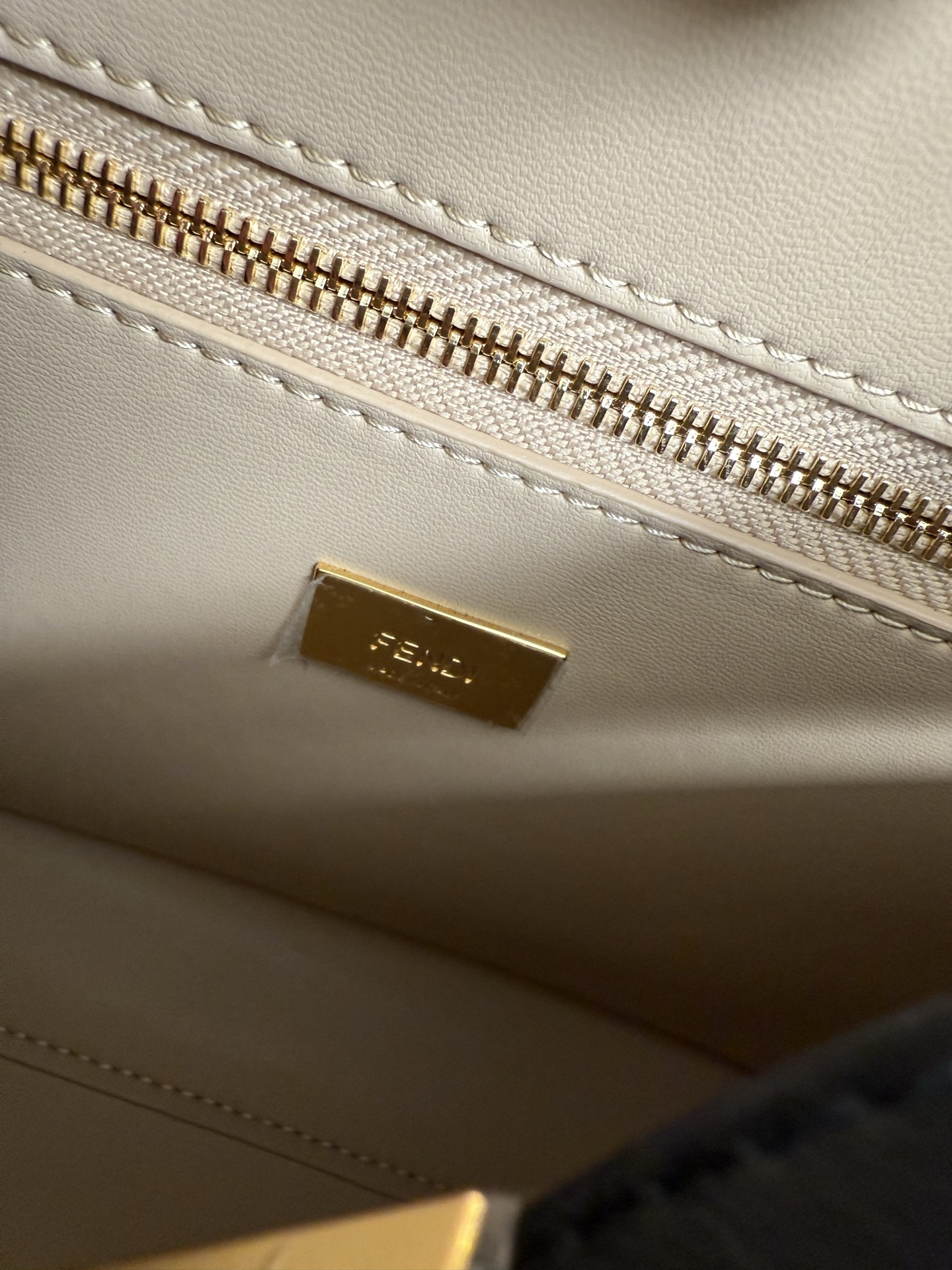 Fendi 高仿 Peekaboo 手提包 黑色經典款 牛皮包| 8 Fendi 高仿 Peekaboo 手提包 黑色經典款 牛皮包