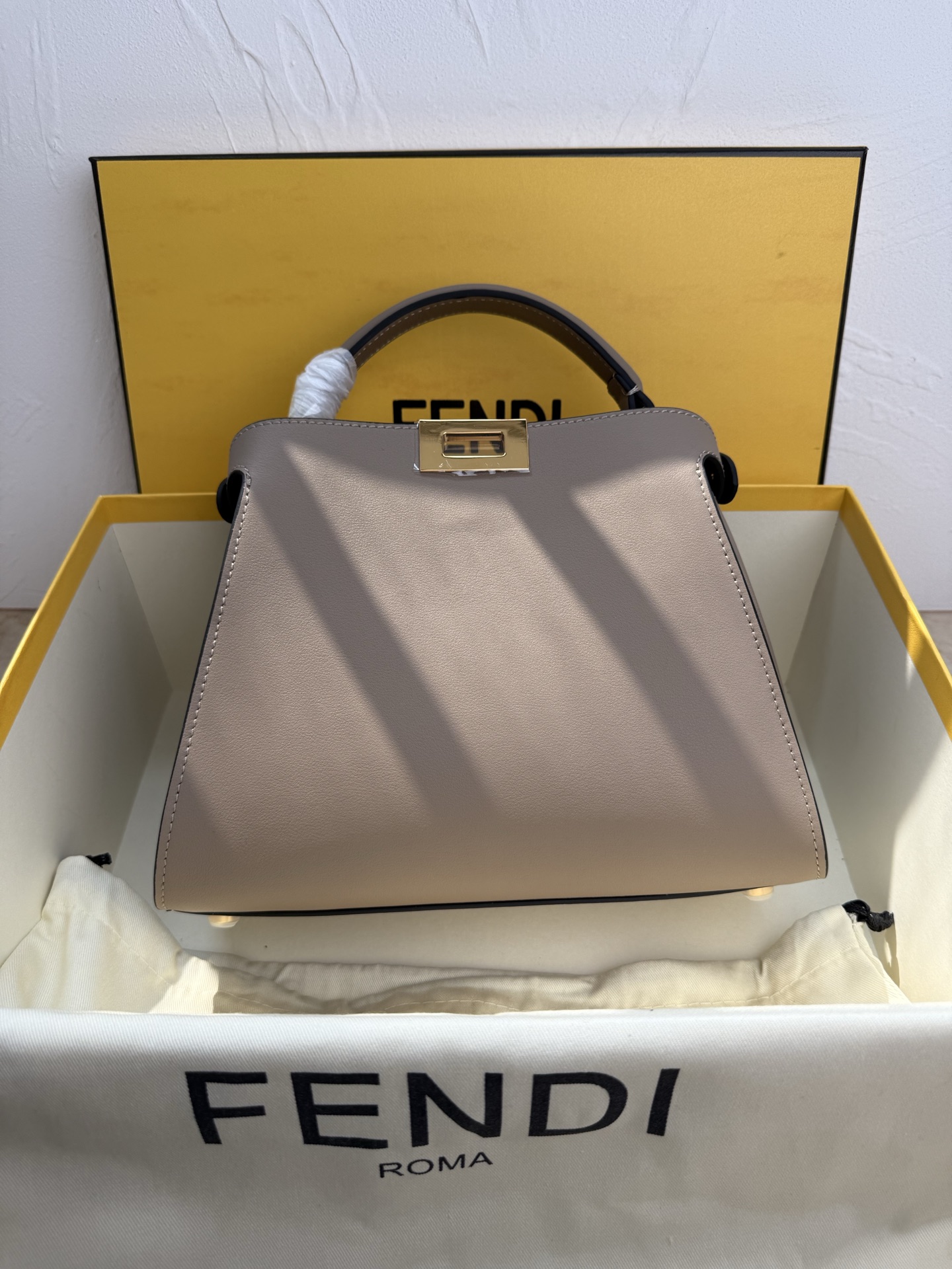 Fendi 原單 Peekaboo 手提包 奶茶色牛皮斜背包| 14 Fendi 原單 Peekaboo 手提包 奶茶色牛皮斜背包