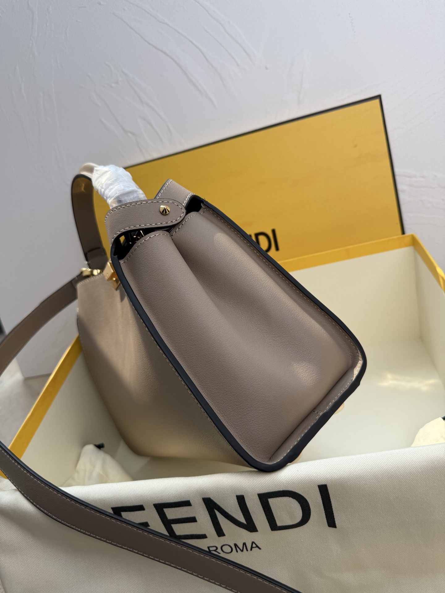 Fendi 原單 Peekaboo 手提包 奶茶色牛皮斜背包| 13 Fendi 原單 Peekaboo 手提包 奶茶色牛皮斜背包