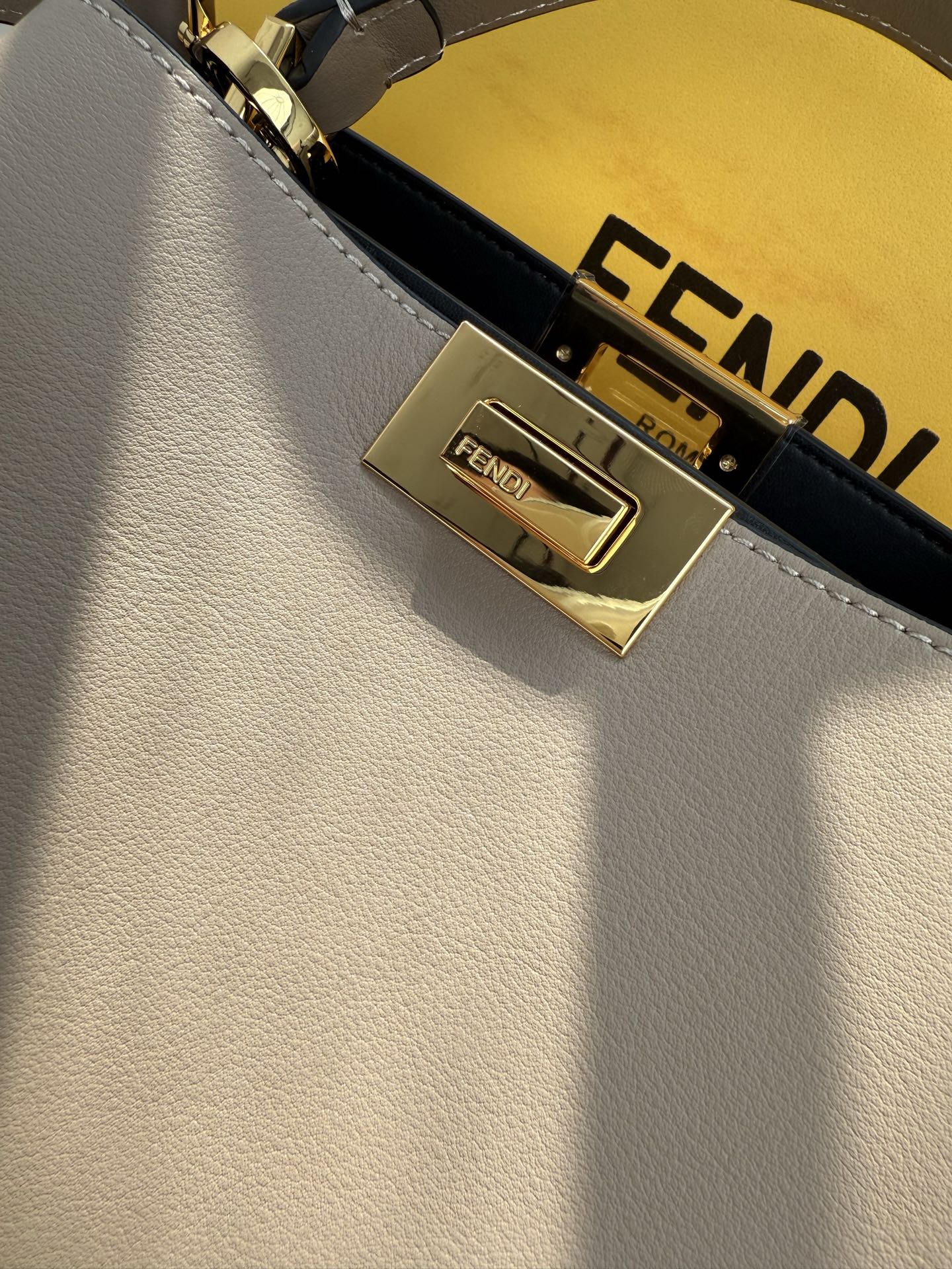 Fendi 原單 Peekaboo 手提包 奶茶色牛皮斜背包| 12 Fendi 原單 Peekaboo 手提包 奶茶色牛皮斜背包
