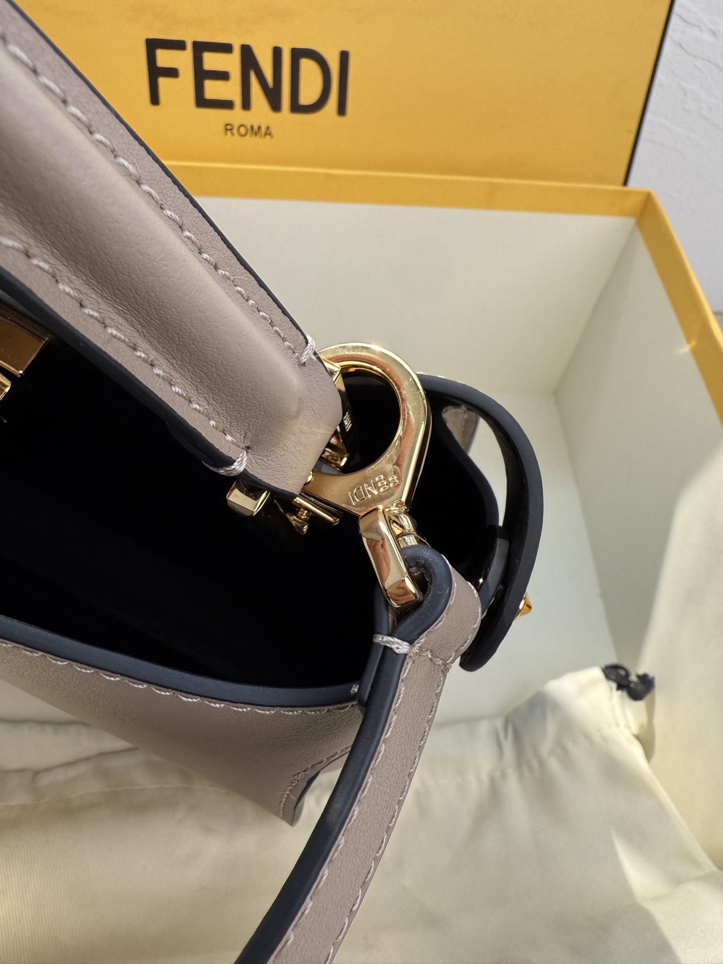 Fendi 原單 Peekaboo 手提包 奶茶色牛皮斜背包| 11 Fendi 原單 Peekaboo 手提包 奶茶色牛皮斜背包