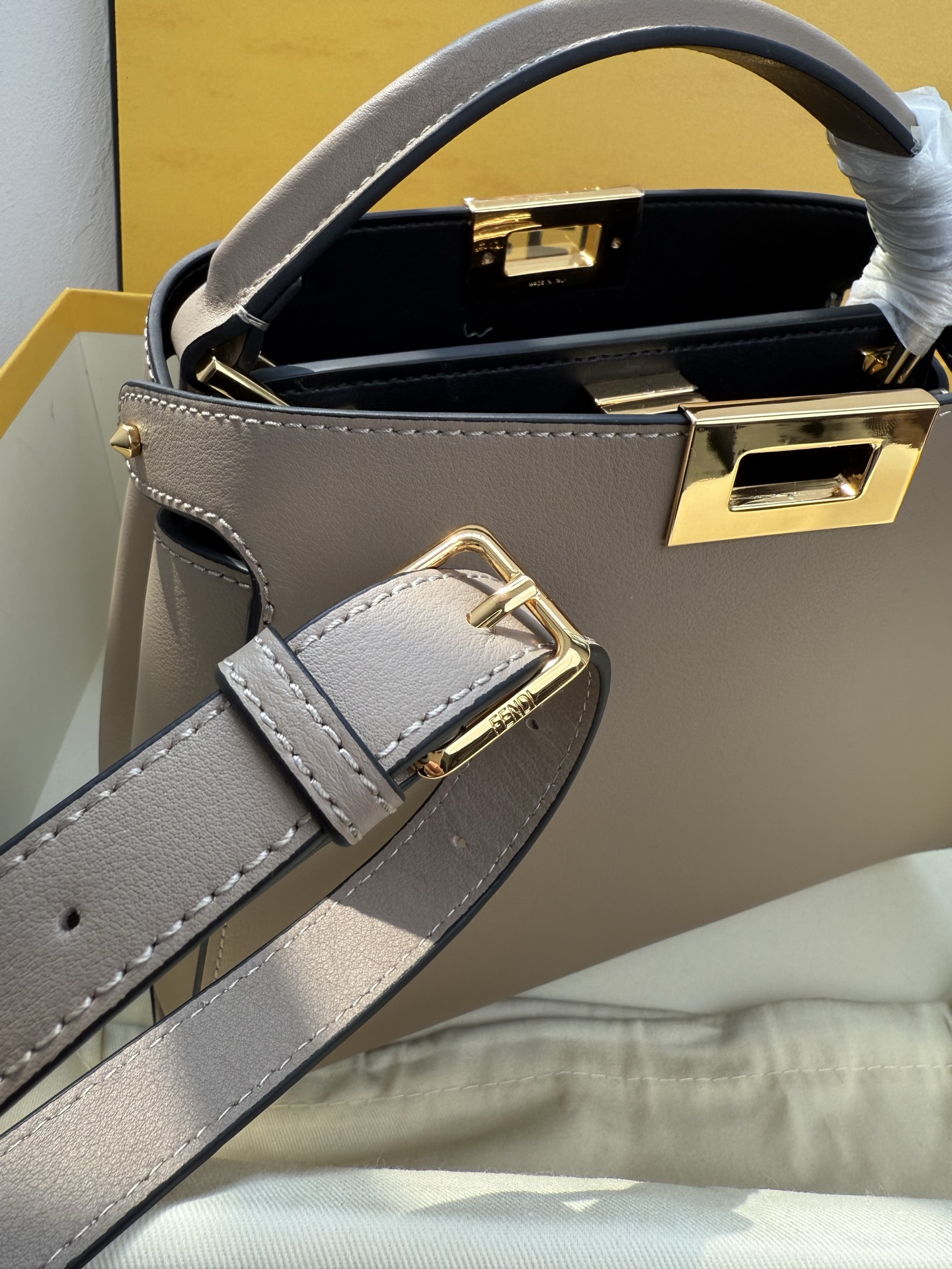 Fendi 原單 Peekaboo 手提包 奶茶色牛皮斜背包| 10 Fendi 原單 Peekaboo 手提包 奶茶色牛皮斜背包