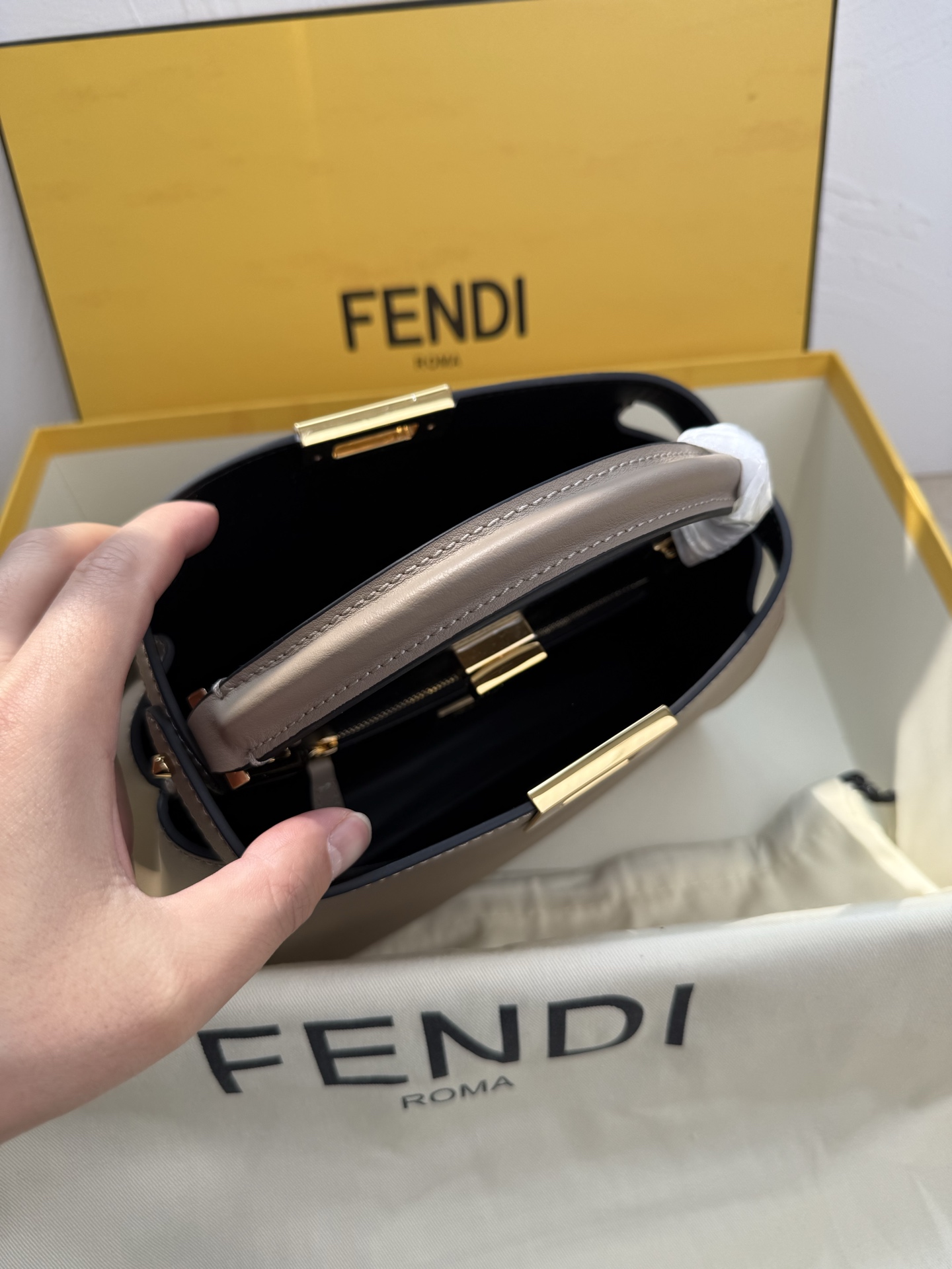 Fendi 原單 Peekaboo 手提包 奶茶色牛皮斜背包| 9 Fendi 原單 Peekaboo 手提包 奶茶色牛皮斜背包