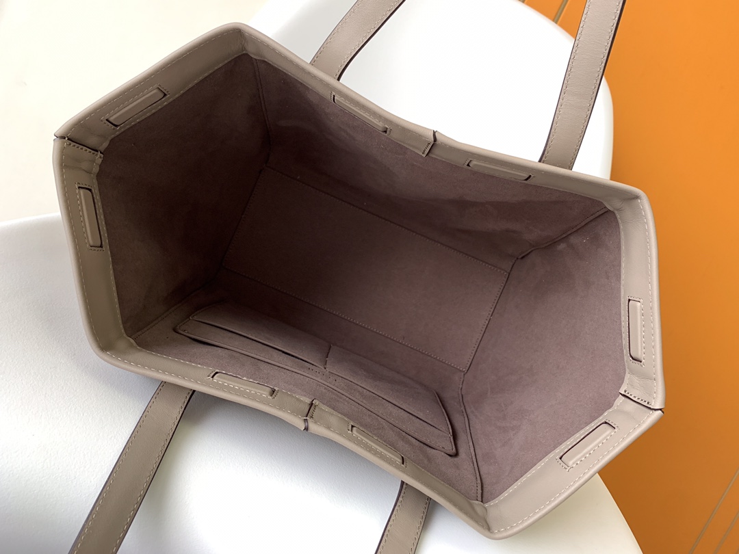 Fendi高仿 Origami系列灰杏色粒面牛皮托特包 高級感百搭肩背包| 9 Fendi高仿 Origami系列灰杏色粒面牛皮托特包 高級感百搭肩背包