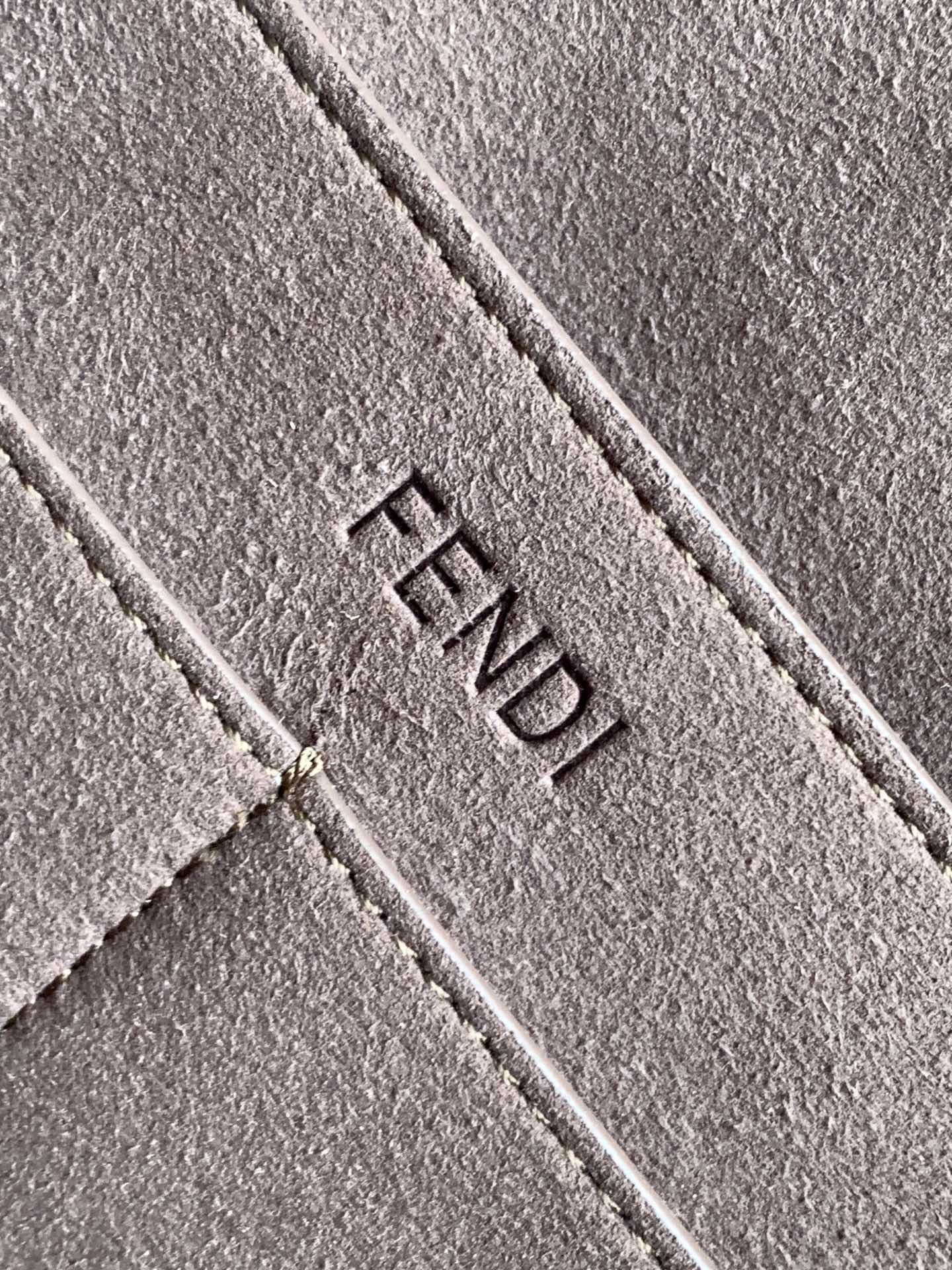 Fendi高仿 Origami系列灰杏色粒面牛皮托特包 高級感百搭肩背包| 8 Fendi高仿 Origami系列灰杏色粒面牛皮托特包 高級感百搭肩背包