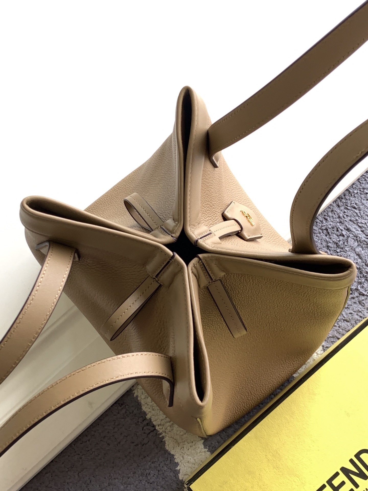Fendi原單 Origami系列焦糖色牛皮托特包 時尚通勤肩背包| 10 Fendi原單 Origami系列焦糖色牛皮托特包 時尚通勤肩背包