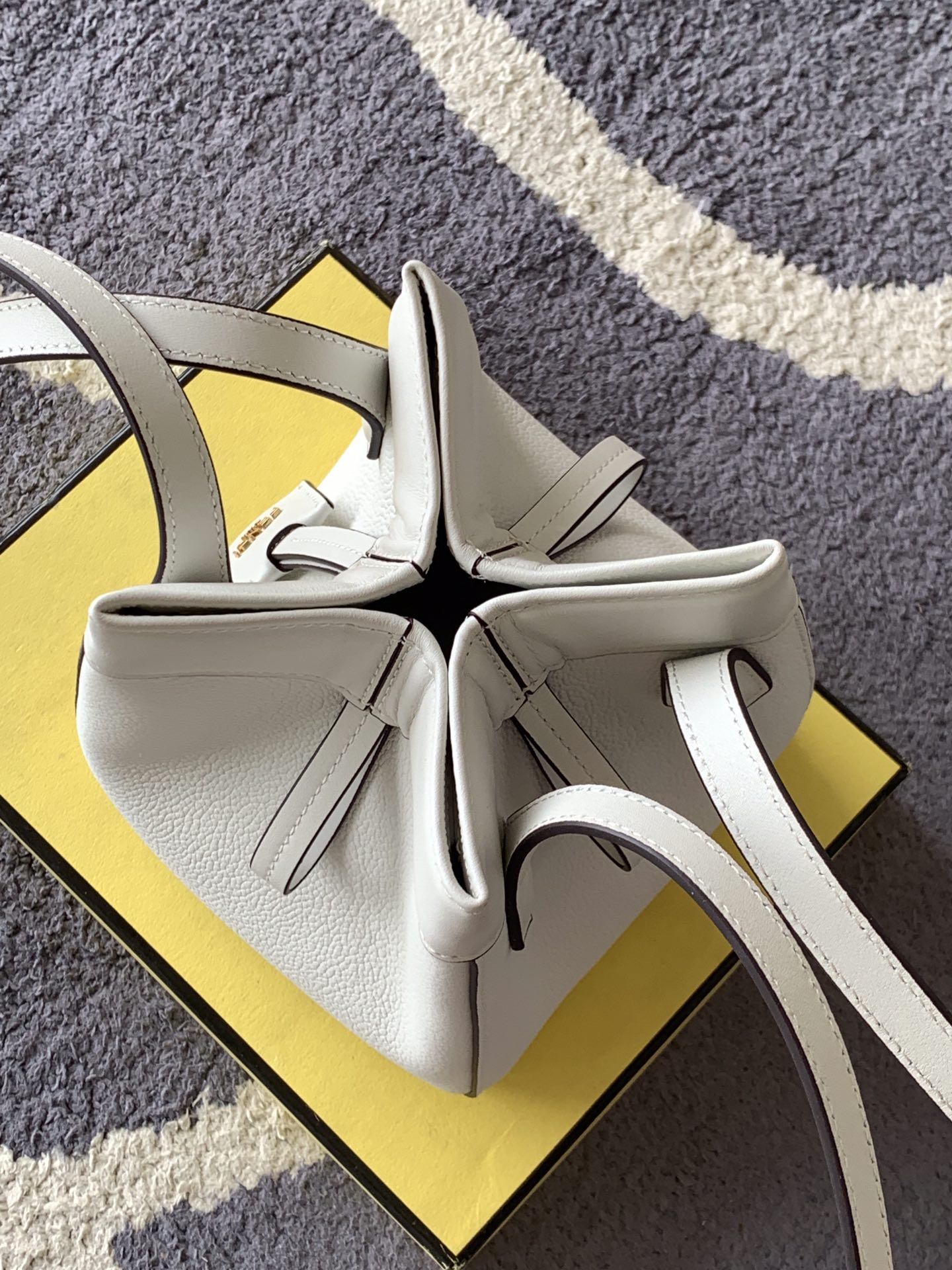 Fendi高仿 Origami系列白色牛皮托特包 簡約清新肩背包| 10 Fendi高仿 Origami系列白色牛皮托特包 簡約清新肩背包
