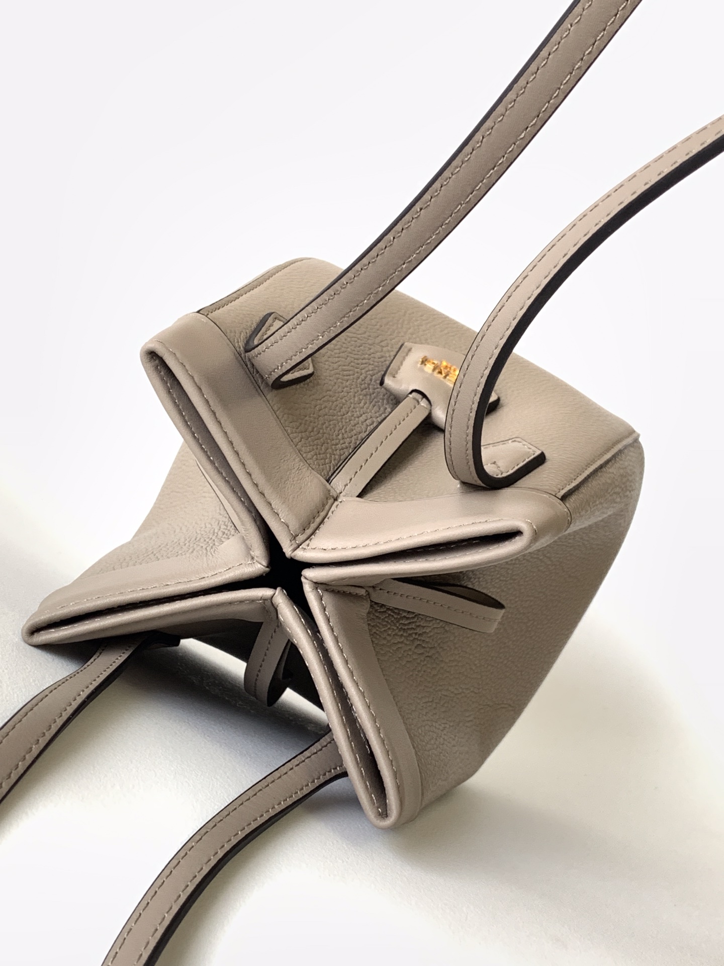 Fendi高仿 Origami系列卡其色牛皮托特包 時尚百搭肩背包| 10 Fendi高仿 Origami系列卡其色牛皮托特包 時尚百搭肩背包
