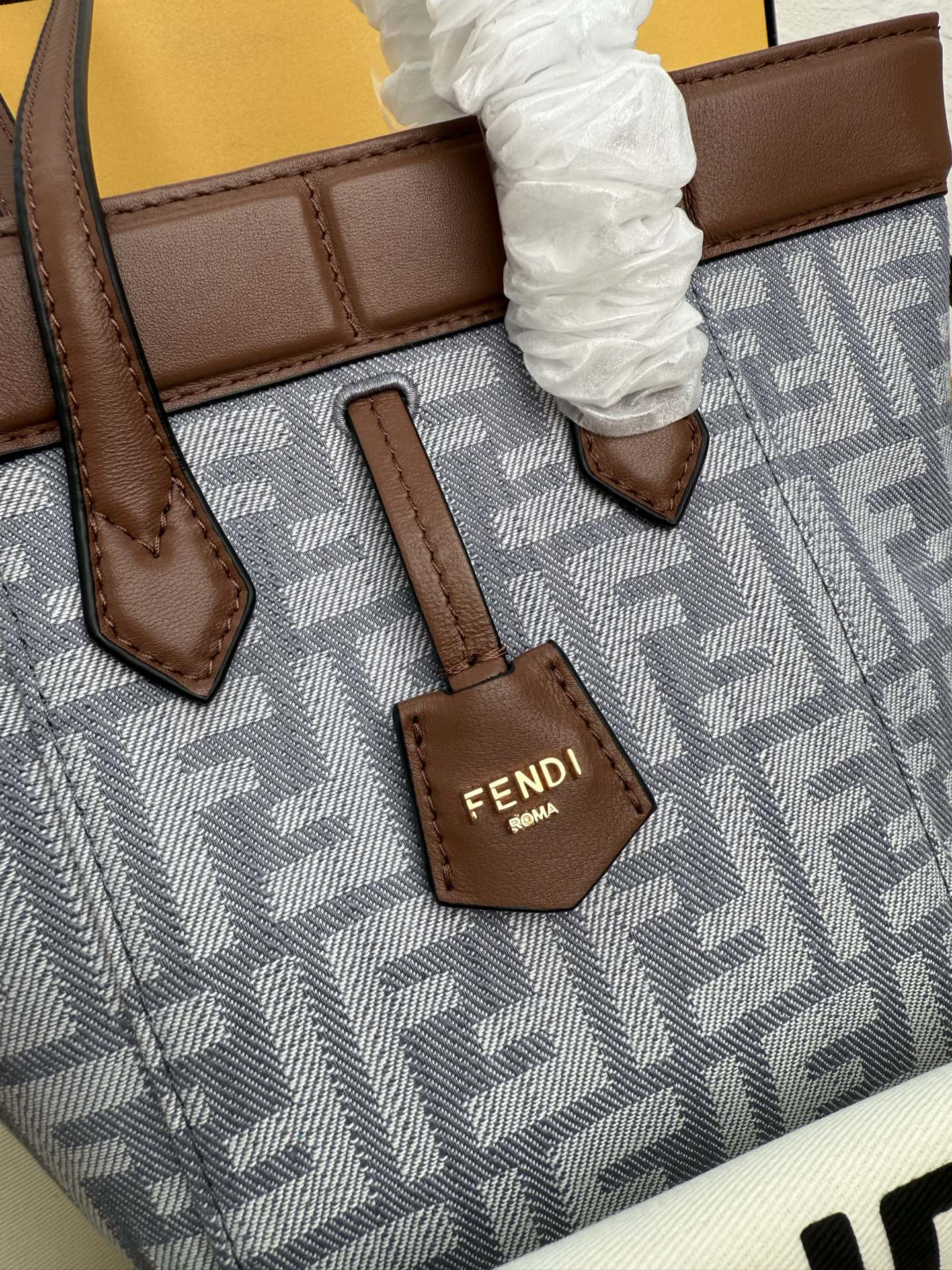 Fendi高仿Origami系列托特包 灰色FF老花拼皮款| 11 Fendi高仿Origami系列托特包 灰色FF老花拼皮款