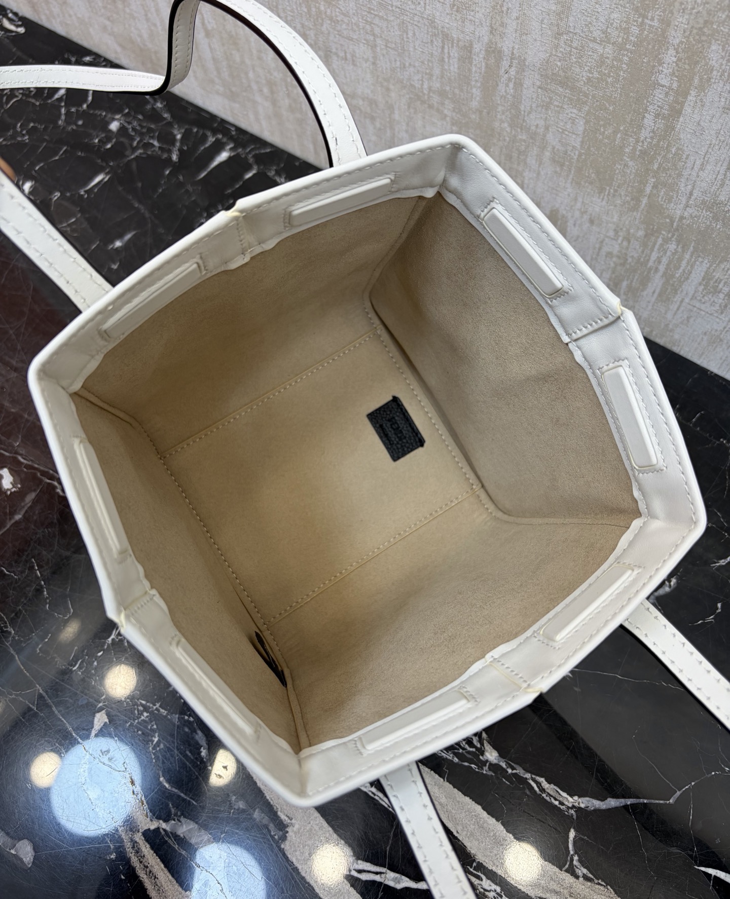 Fendi原單Origami系列托特包 白色皮革簡約大容量款| 16 Fendi原單Origami系列托特包 白色皮革簡約大容量款