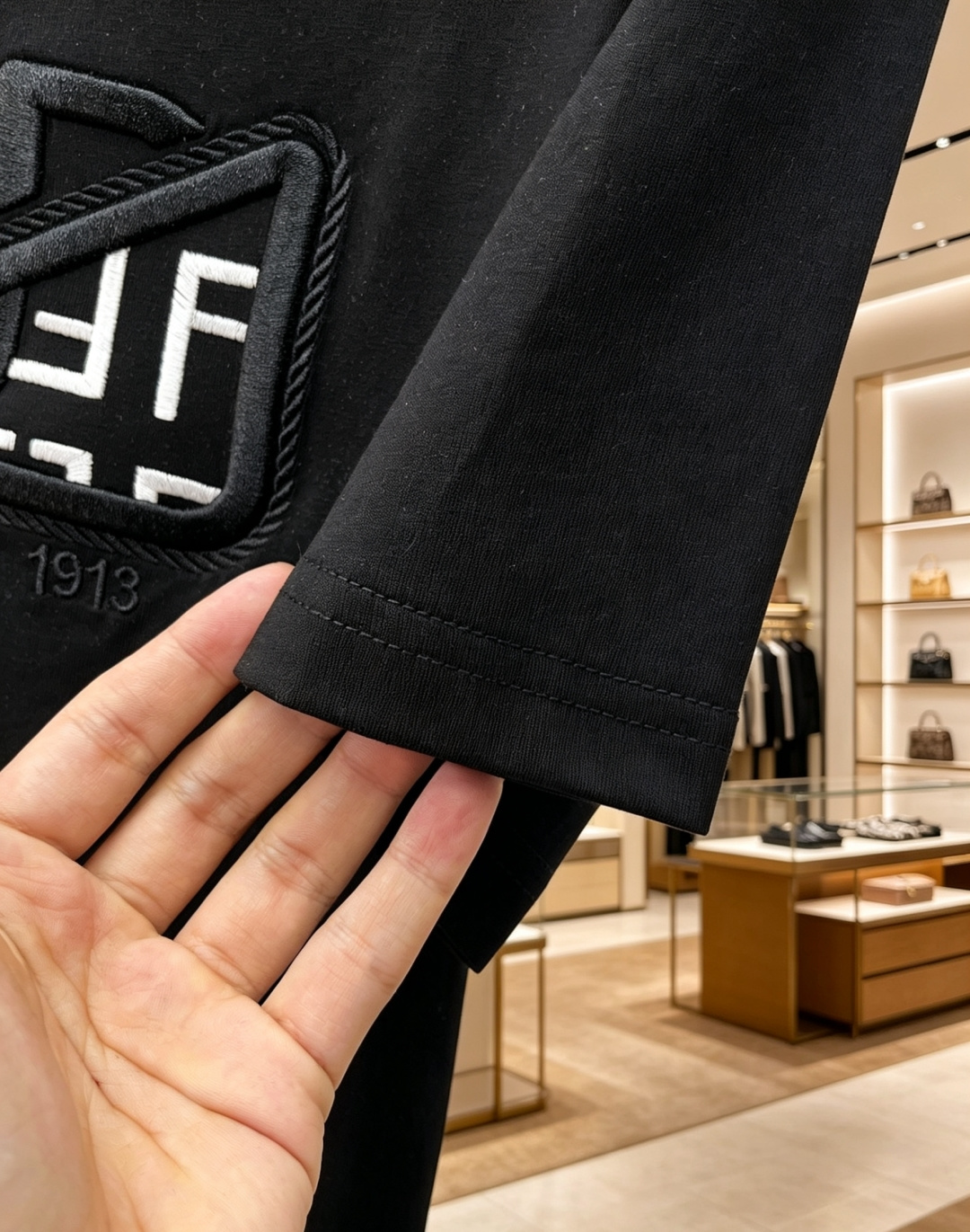 FENDI高仿FF立體壓紋短袖T恤男士潮流上衣黑色款| 12 FENDI高仿FF立體壓紋短袖T恤男士潮流上衣黑色款