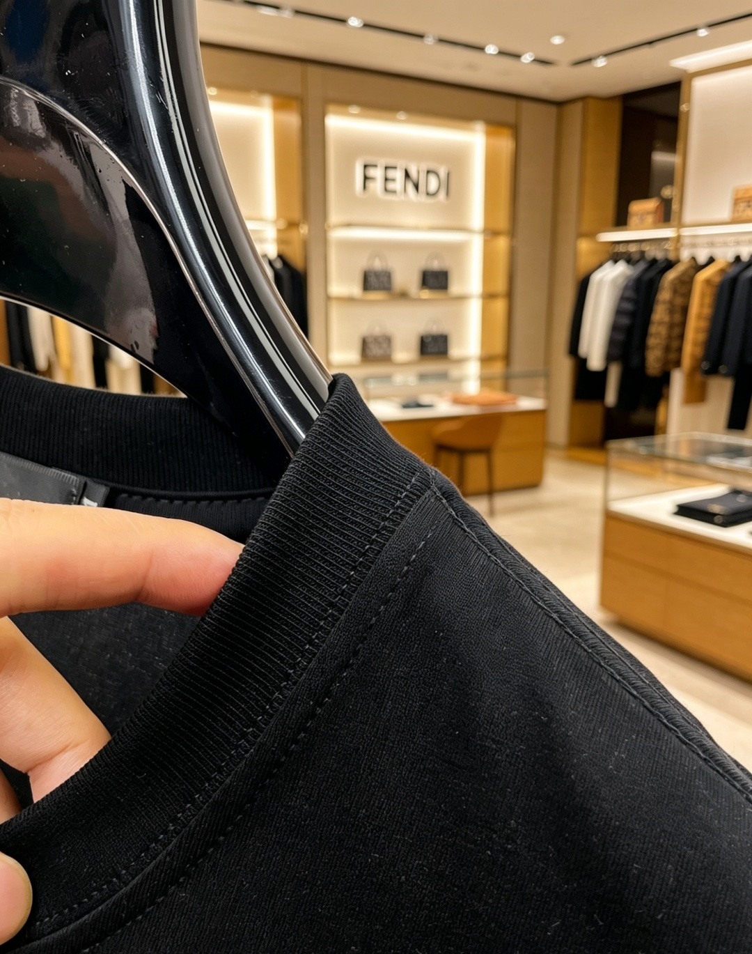 FENDI高仿FF立體壓紋短袖T恤男士潮流上衣黑色款| 7 FENDI高仿FF立體壓紋短袖T恤男士潮流上衣黑色款