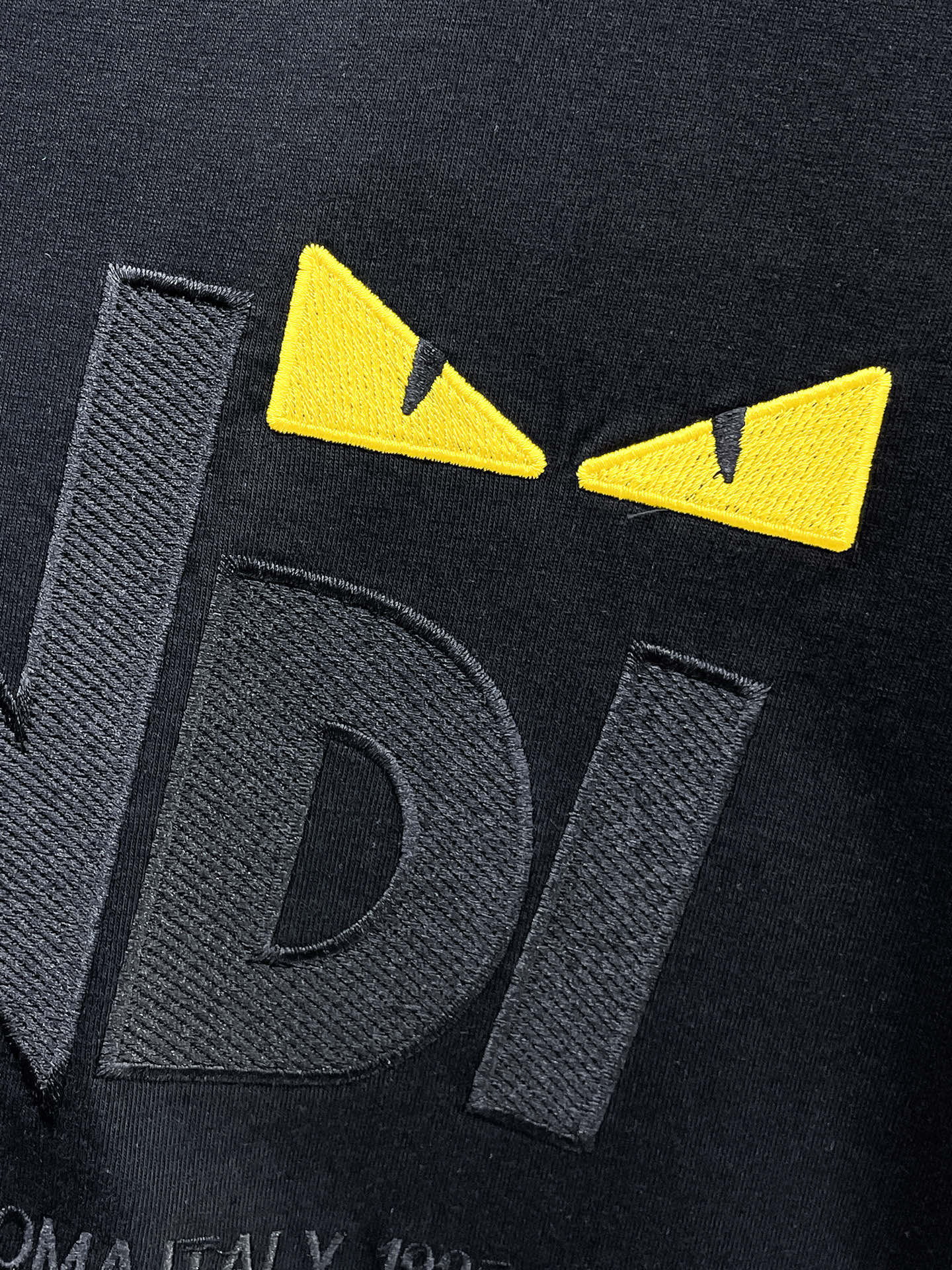 FENDI一比一立體字母刺繡短袖T恤男士休閒上衣黑色款| 11 FENDI一比一立體字母刺繡短袖T恤男士休閒上衣黑色款