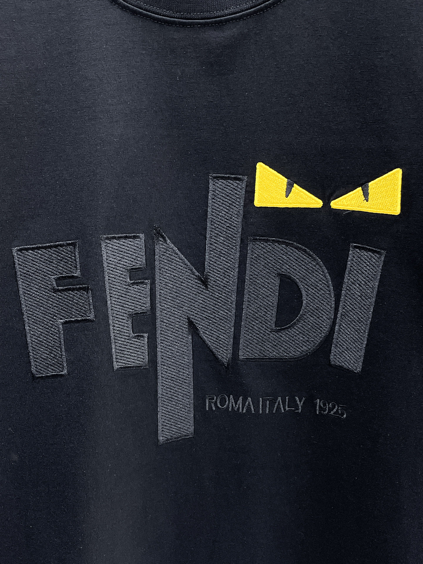 FENDI一比一立體字母刺繡短袖T恤男士休閒上衣黑色款| 10 FENDI一比一立體字母刺繡短袖T恤男士休閒上衣黑色款