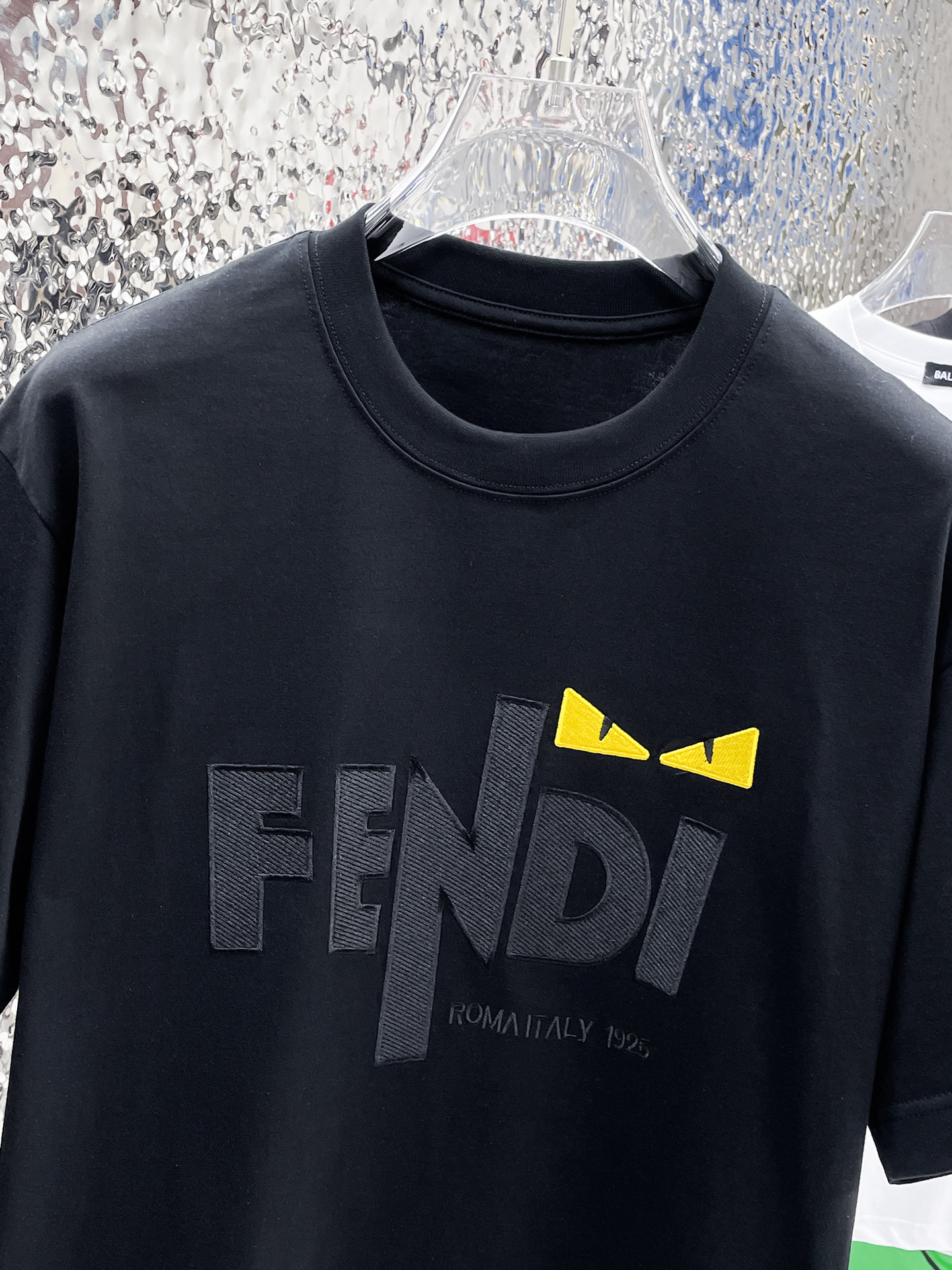 FENDI一比一立體字母刺繡短袖T恤男士休閒上衣黑色款| 8 FENDI一比一立體字母刺繡短袖T恤男士休閒上衣黑色款