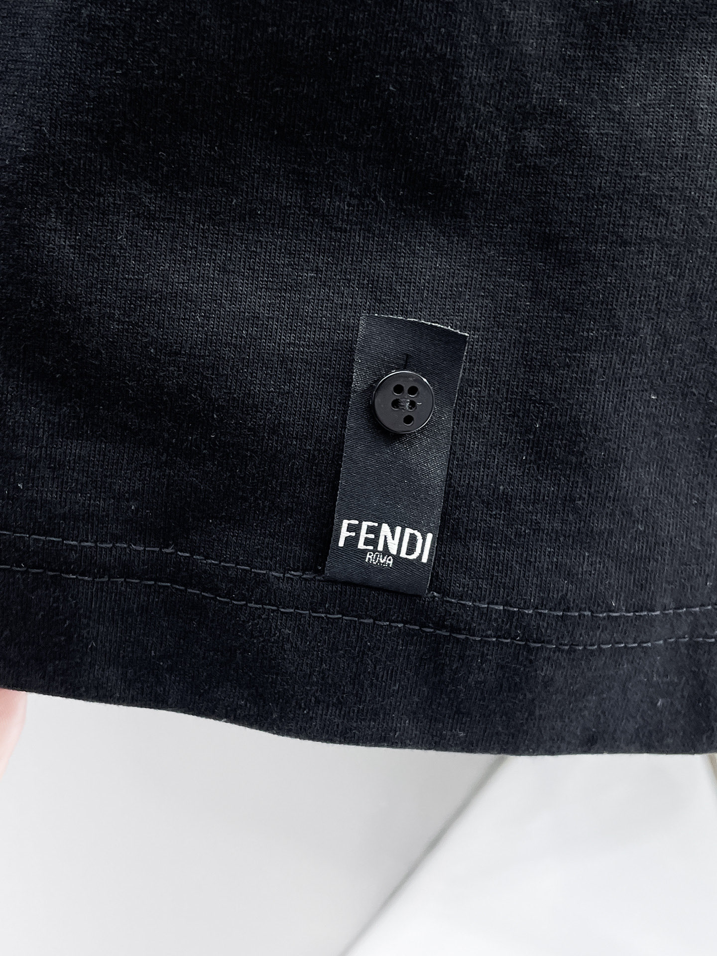 FENDI一比一立體字母刺繡短袖T恤男士休閒上衣黑色款| 7 FENDI一比一立體字母刺繡短袖T恤男士休閒上衣黑色款