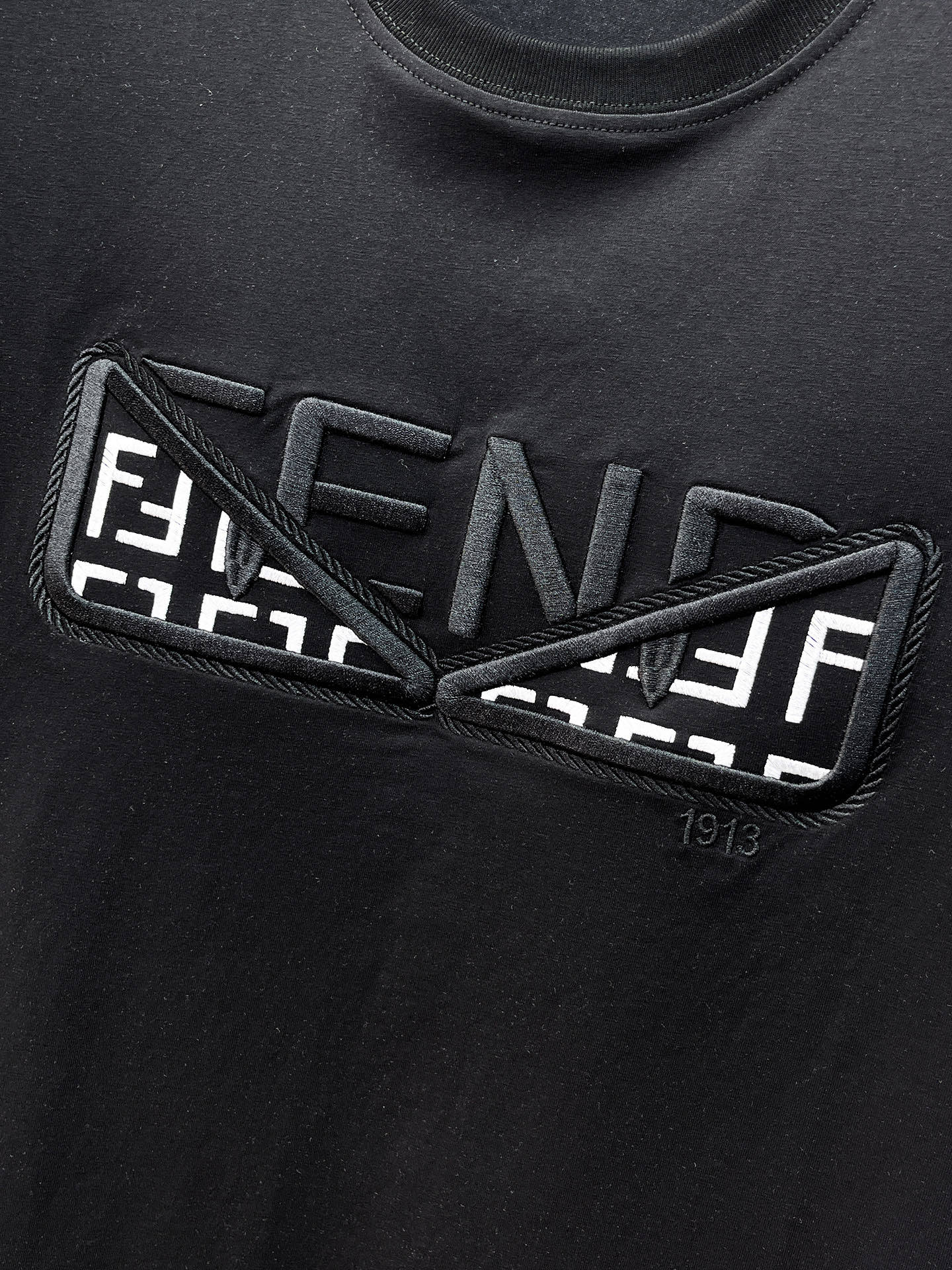 FENDI原單黑色FF浮雕字母短袖T恤男士百搭款| 10 FENDI原單黑色FF浮雕字母短袖T恤男士百搭款