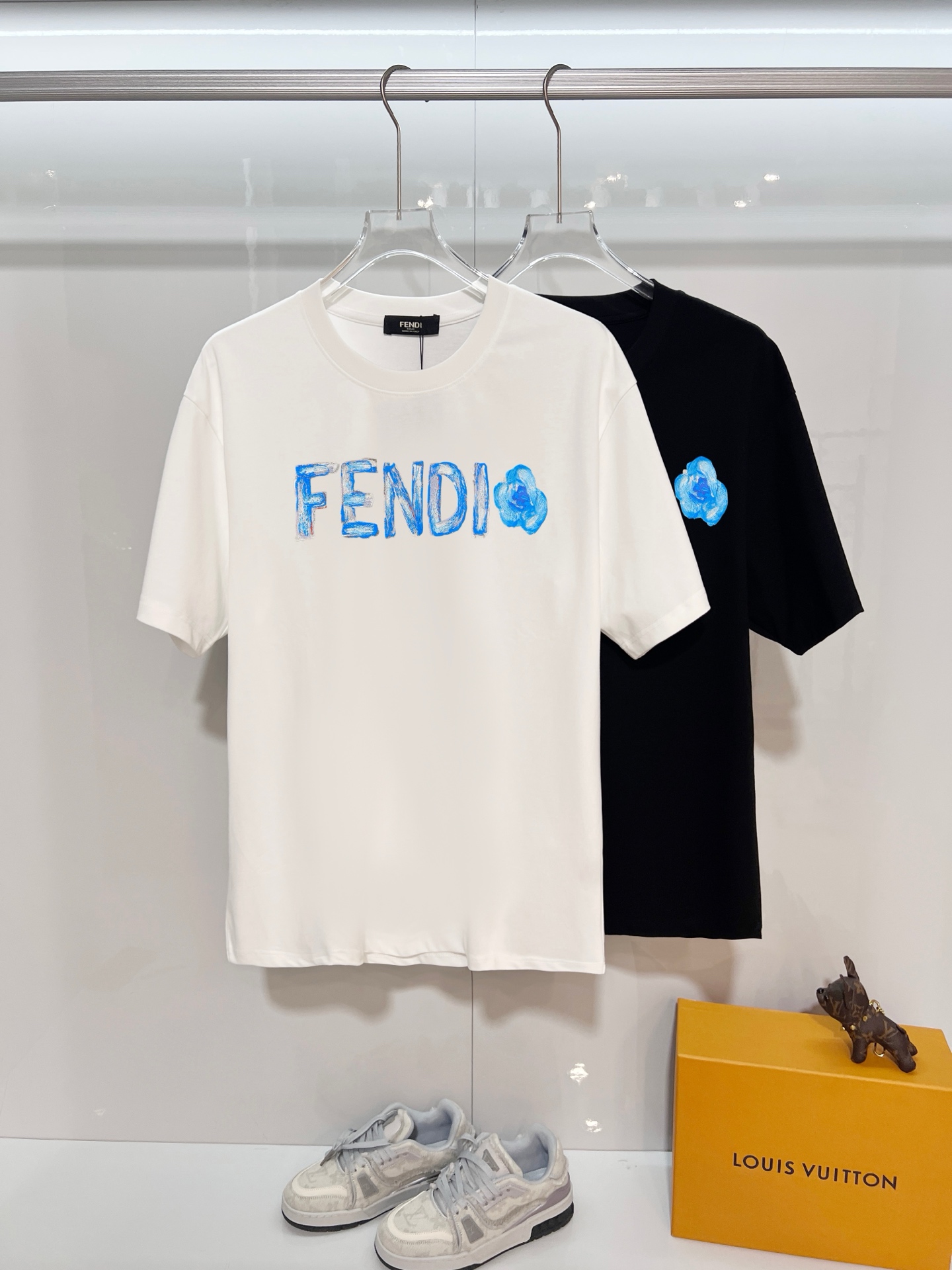 FENDI高仿藍色藝術字母白色短袖T恤百搭款| 16 FENDI高仿藍色藝術字母白色短袖T恤百搭款