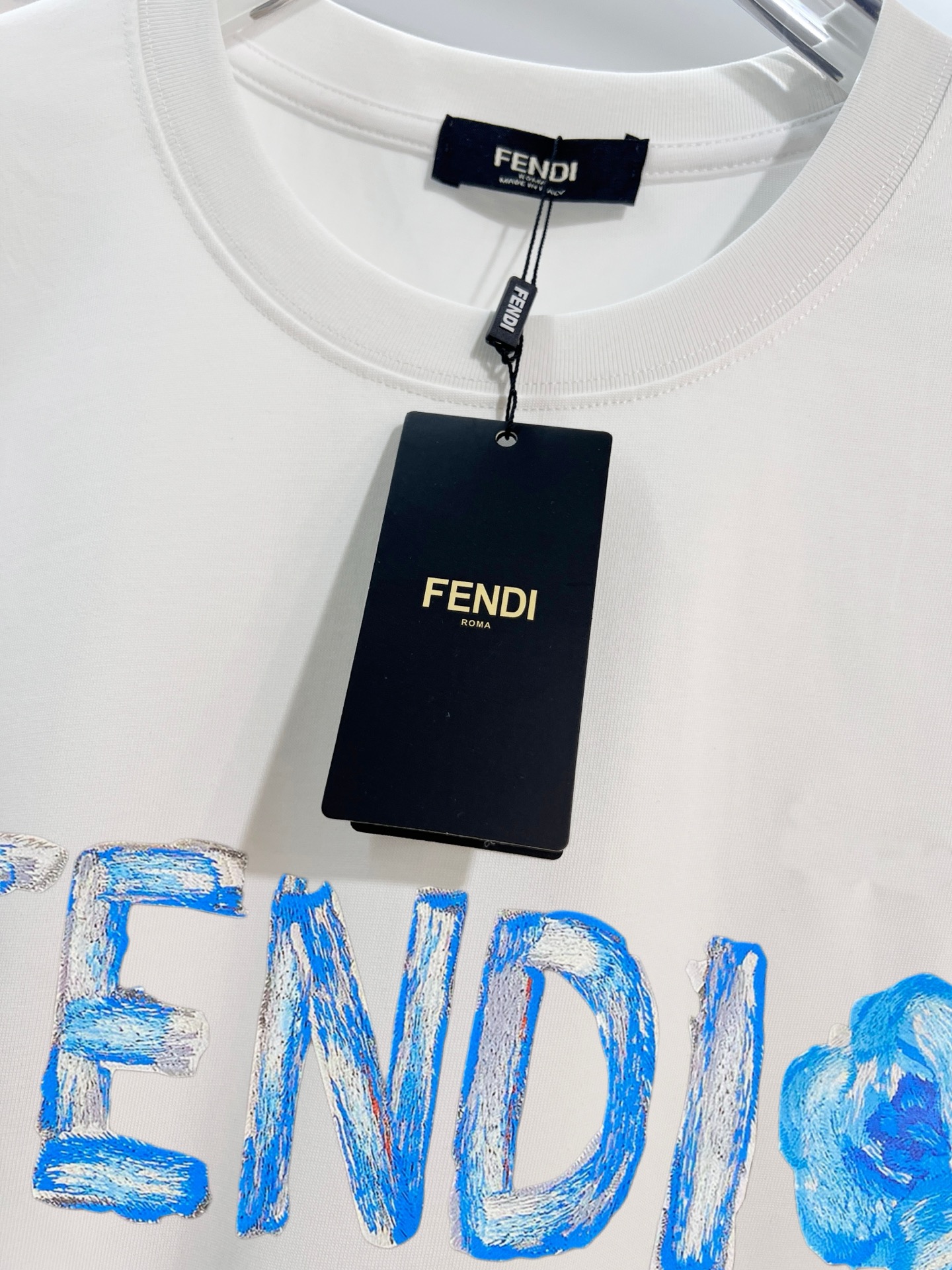 FENDI高仿藍色藝術字母白色短袖T恤百搭款| 12 FENDI高仿藍色藝術字母白色短袖T恤百搭款