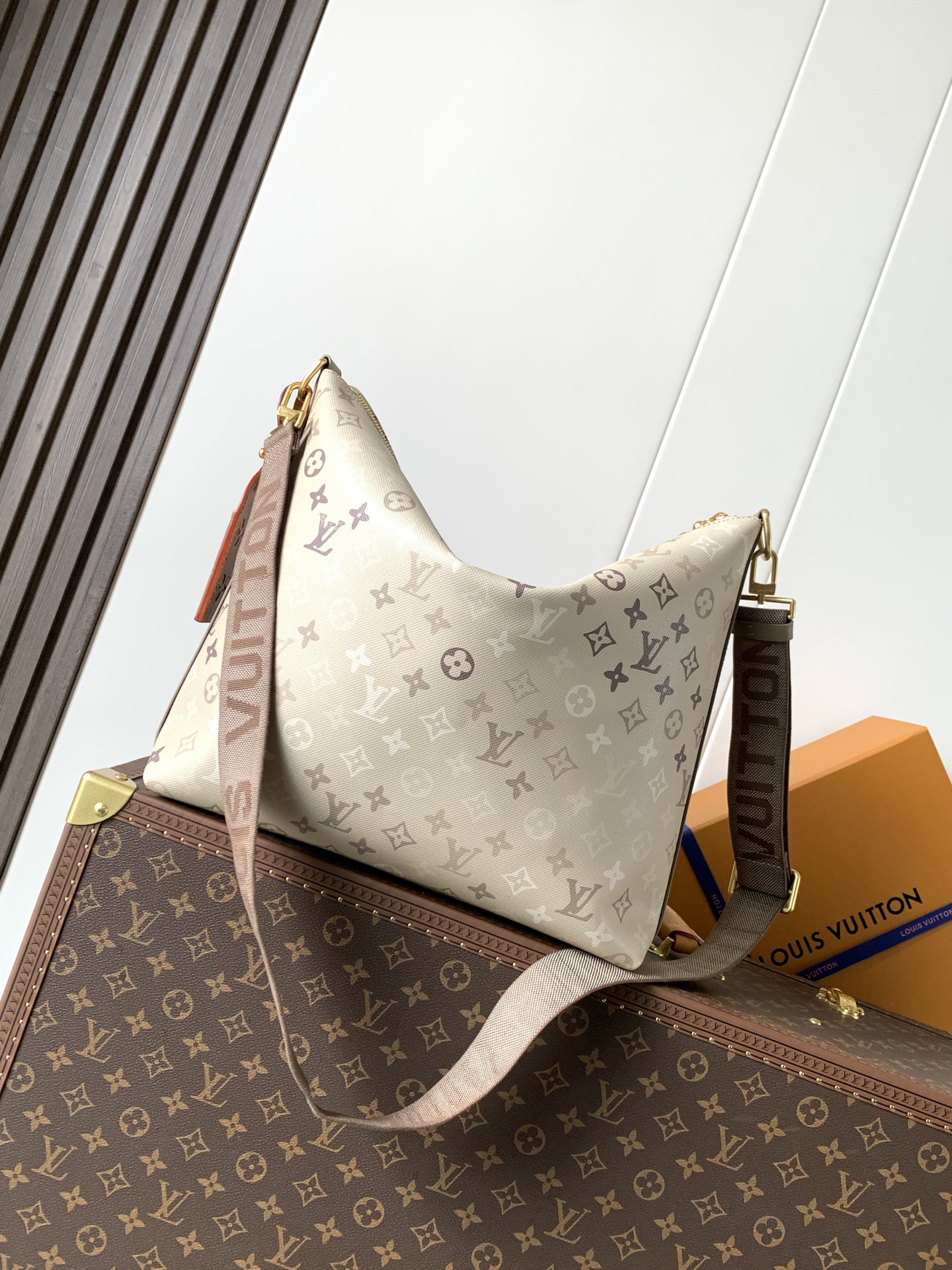 LV高仿奶白色Monogram漸層Hobo法棍腋下包單肩包| 13 LV高仿奶白色Monogram漸層Hobo法棍腋下包單肩包