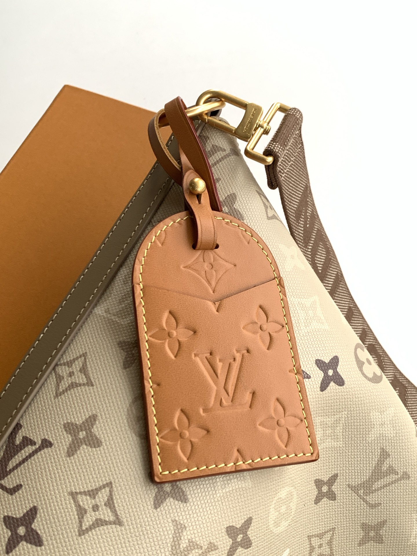 LV高仿奶白色Monogram漸層Hobo法棍腋下包單肩包| 9 LV高仿奶白色Monogram漸層Hobo法棍腋下包單肩包