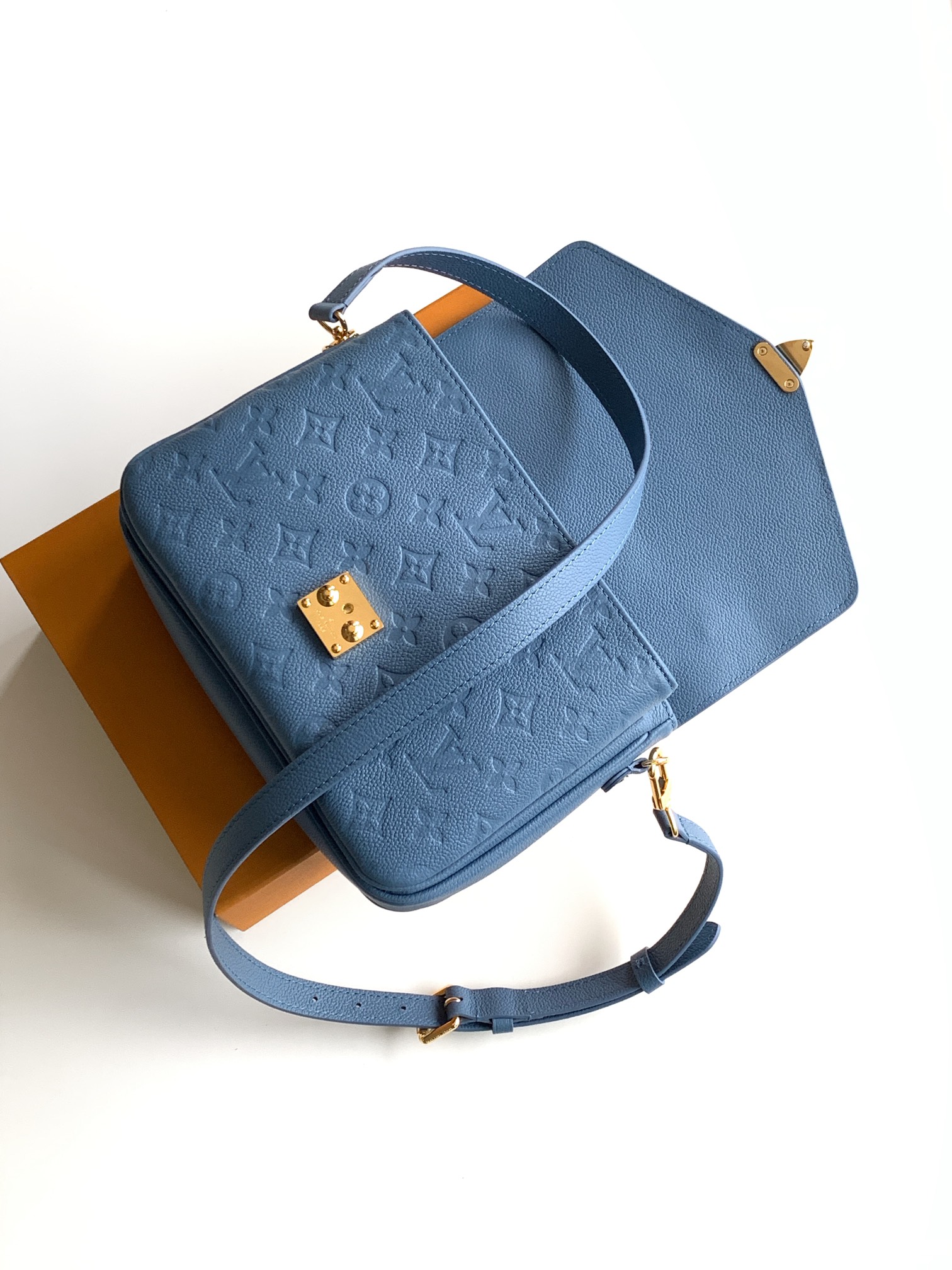 LV高仿藍色壓紋Pochette Metis郵差包女包| 11 LV高仿藍色壓紋Pochette Metis郵差包女包