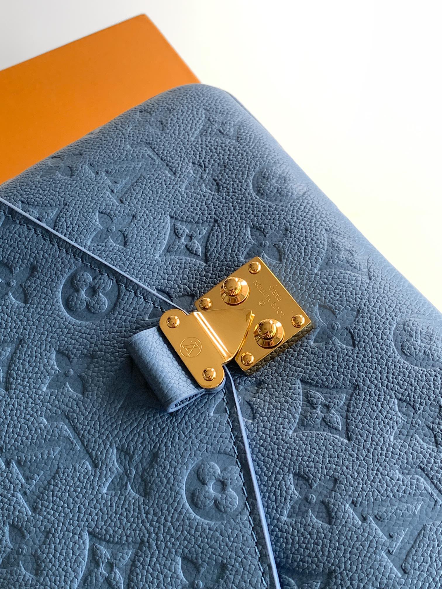 LV高仿藍色壓紋Pochette Metis郵差包女包| 10 LV高仿藍色壓紋Pochette Metis郵差包女包