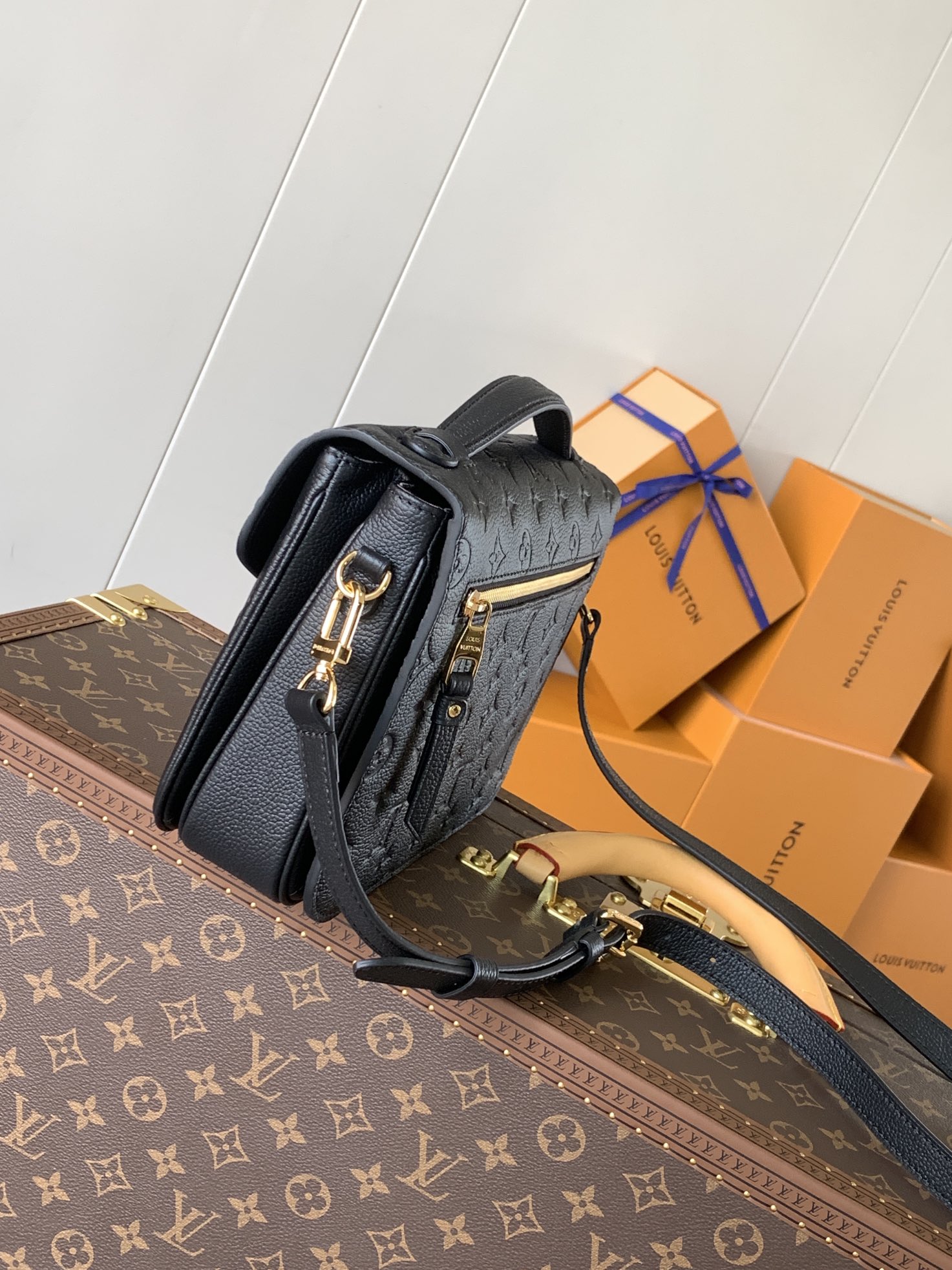 LV復刻黑色壓紋Pochette Metis郵差斜背包| 14 LV復刻黑色壓紋Pochette Metis郵差斜背包