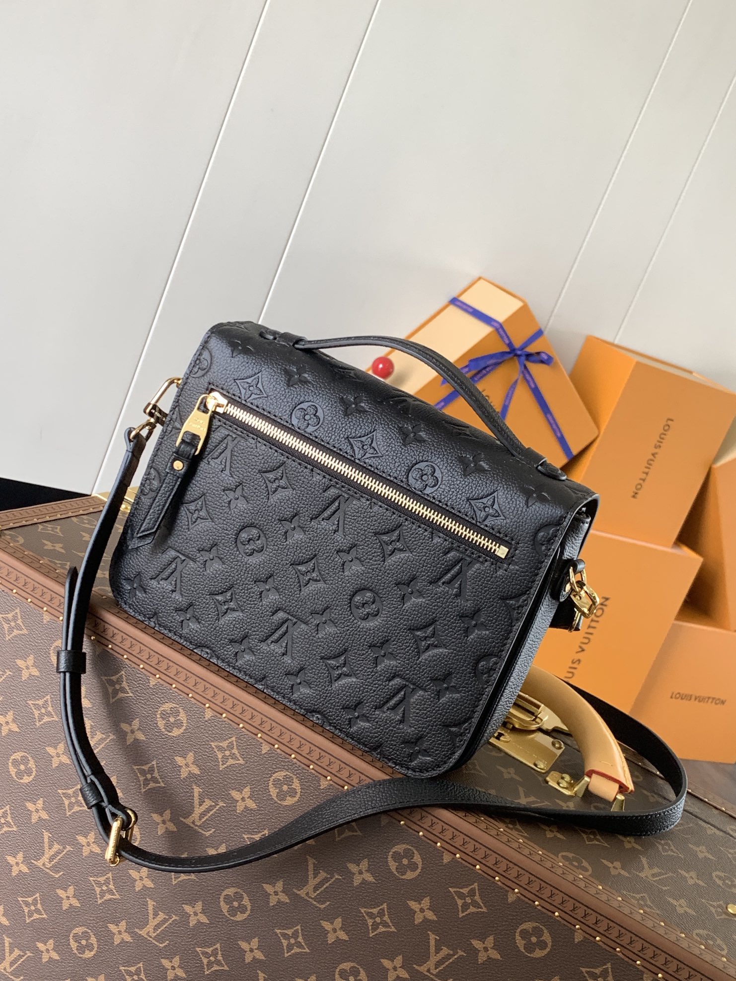 LV復刻黑色壓紋Pochette Metis郵差斜背包| 13 LV復刻黑色壓紋Pochette Metis郵差斜背包