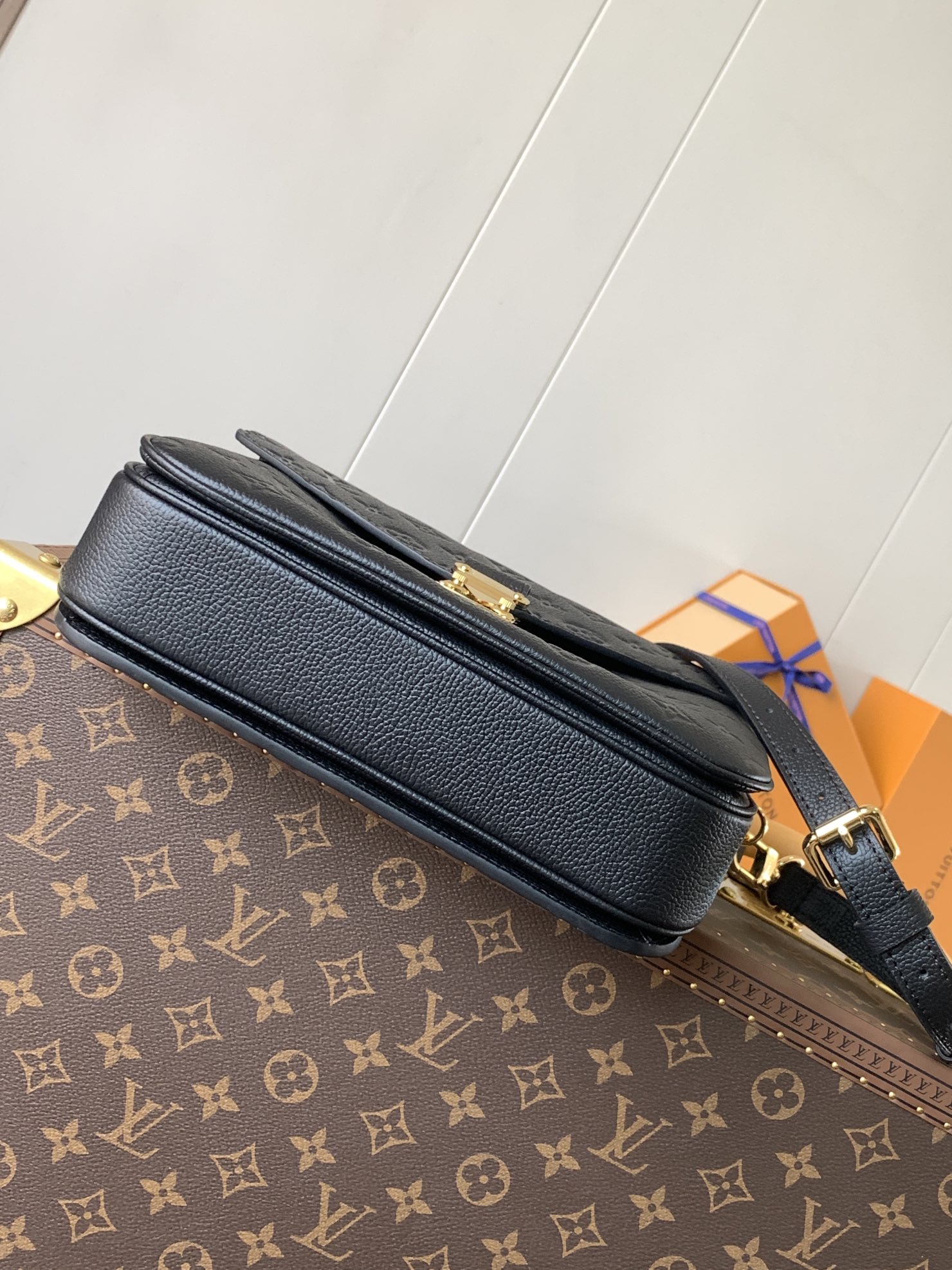 LV復刻黑色壓紋Pochette Metis郵差斜背包| 12 LV復刻黑色壓紋Pochette Metis郵差斜背包