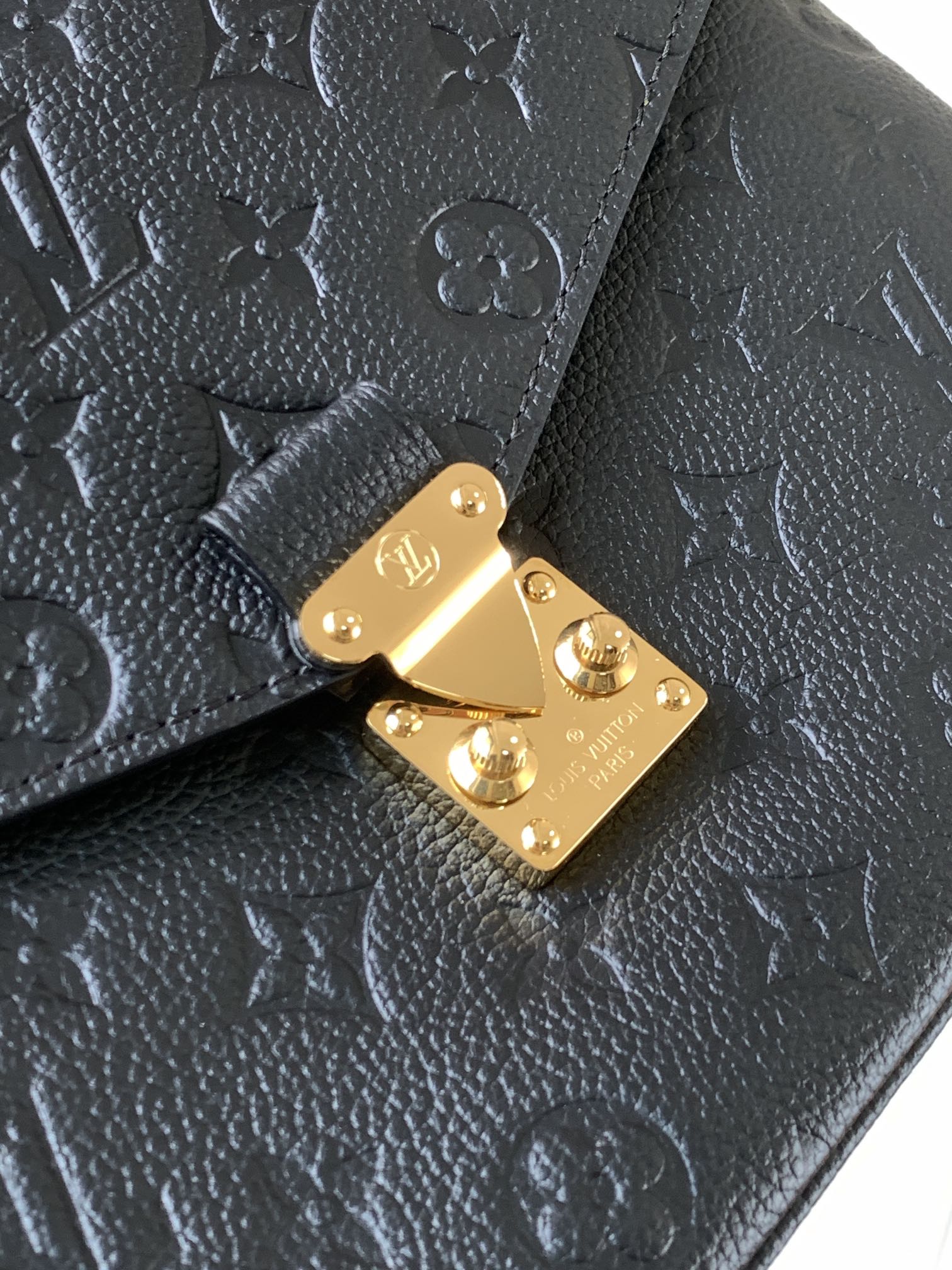 LV復刻黑色壓紋Pochette Metis郵差斜背包| 11 LV復刻黑色壓紋Pochette Metis郵差斜背包