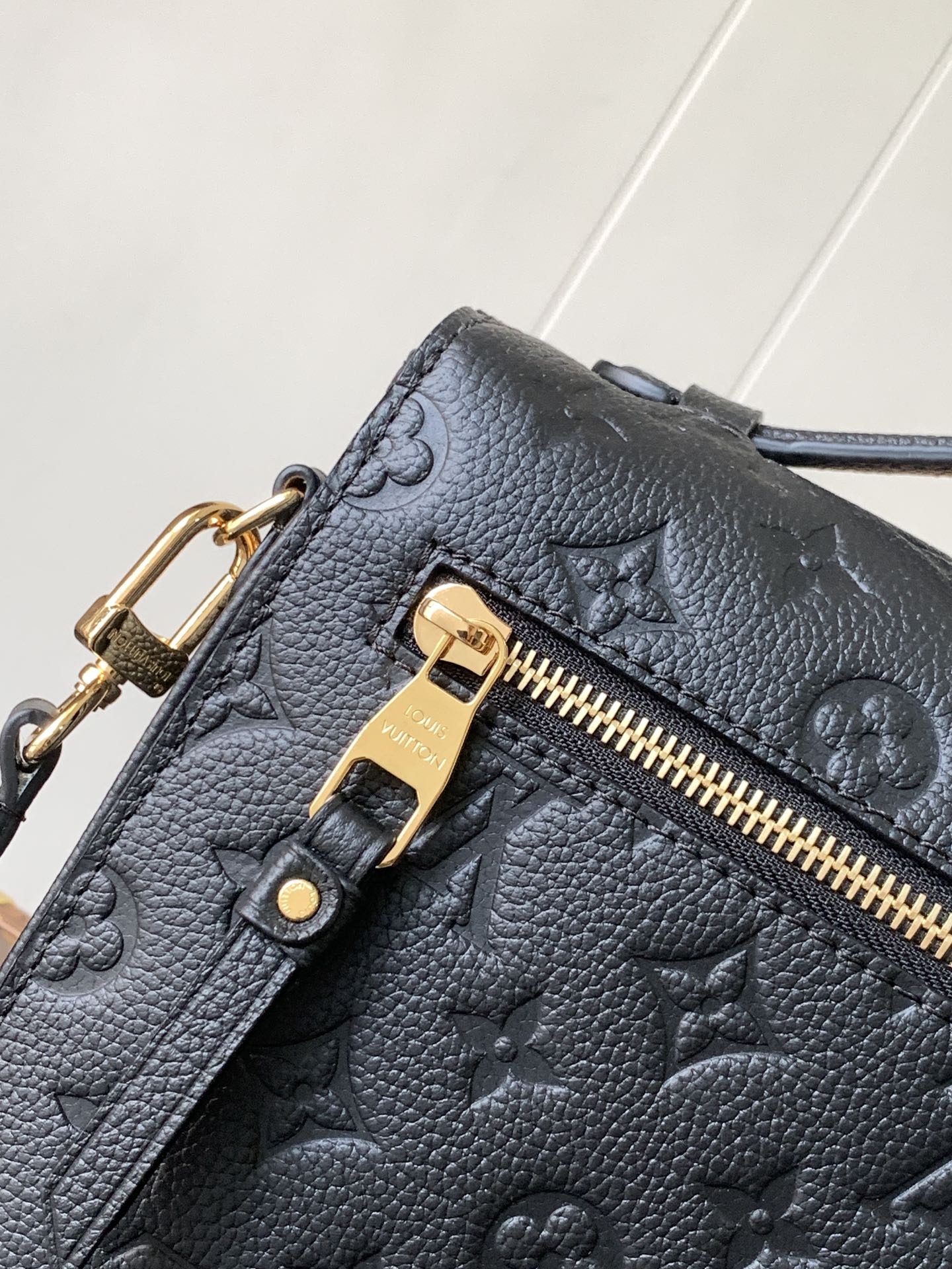 LV復刻黑色壓紋Pochette Metis郵差斜背包| 10 LV復刻黑色壓紋Pochette Metis郵差斜背包
