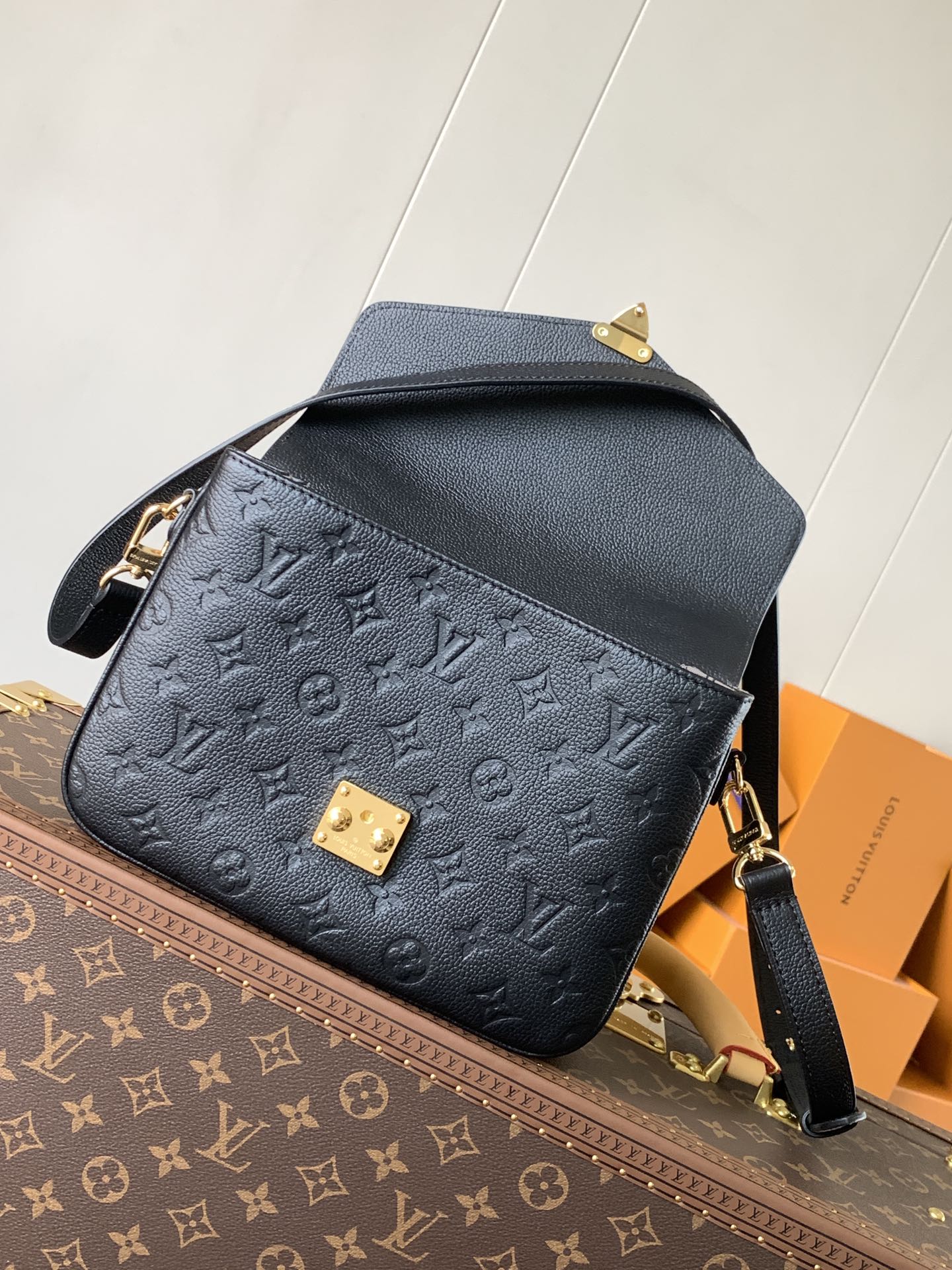 LV復刻黑色壓紋Pochette Metis郵差斜背包| 9 LV復刻黑色壓紋Pochette Metis郵差斜背包