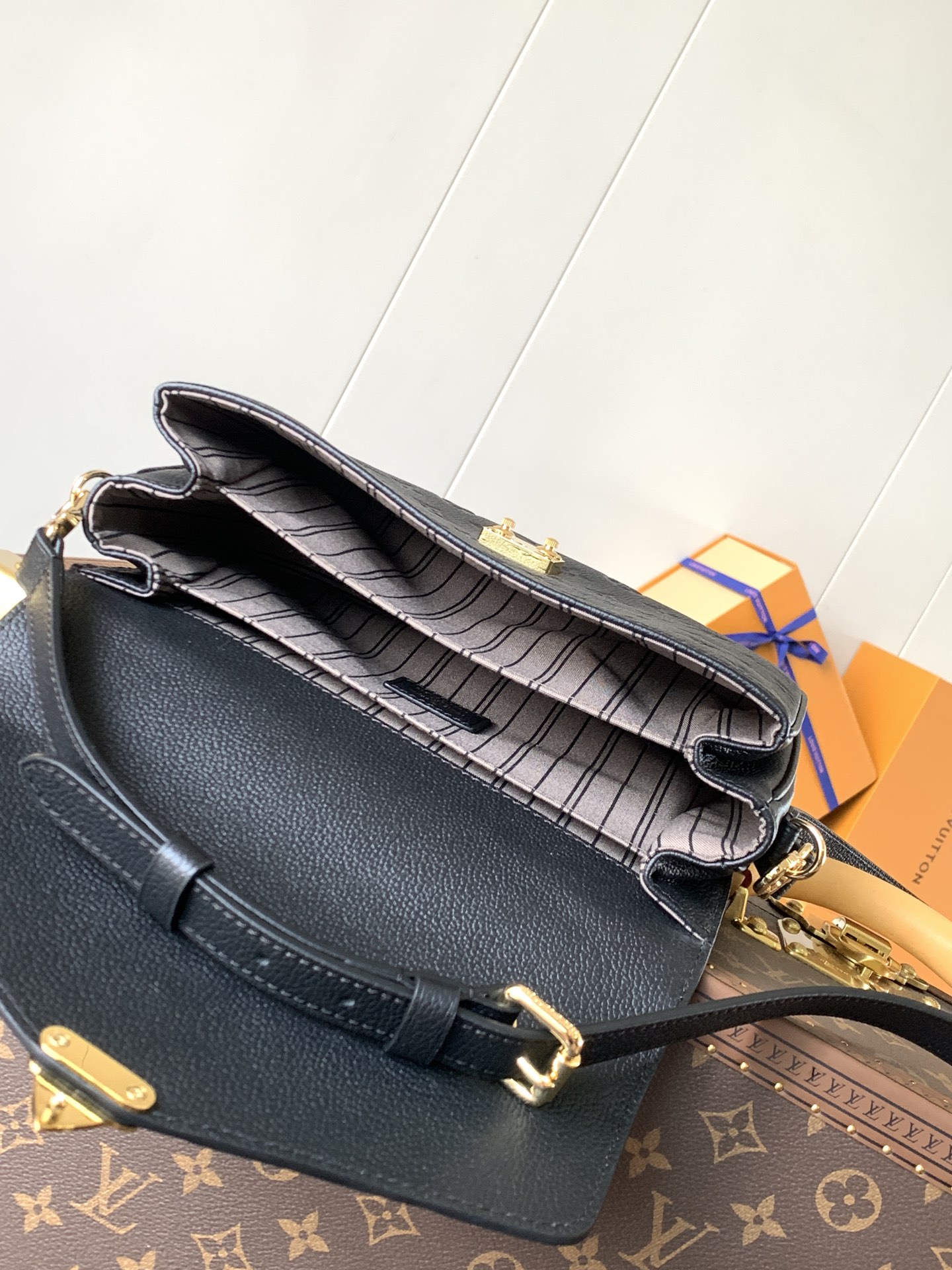 LV復刻黑色壓紋Pochette Metis郵差斜背包| 8 LV復刻黑色壓紋Pochette Metis郵差斜背包