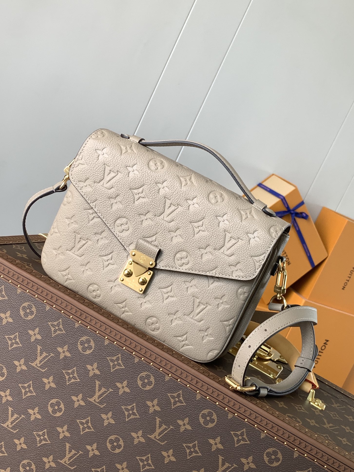 LV高仿Monogram Empreinte郵差包 奶茶色精品斜背女包