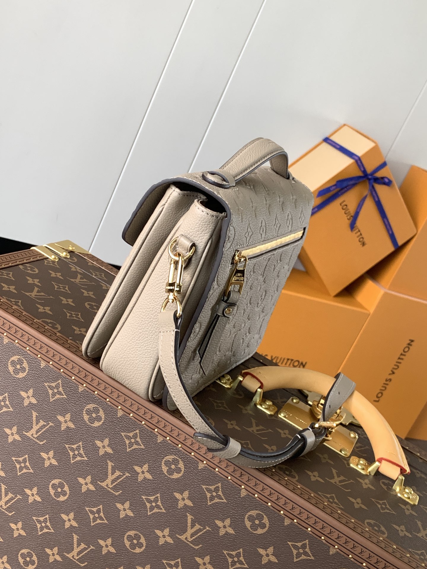 LV高仿Monogram Empreinte郵差包 奶茶色精品斜背女包| 14 LV高仿Monogram Empreinte郵差包 奶茶色精品斜背女包